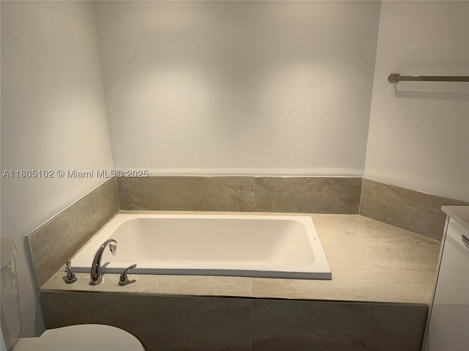 1000 W Island Blvd #2412, Aventura FL 33160