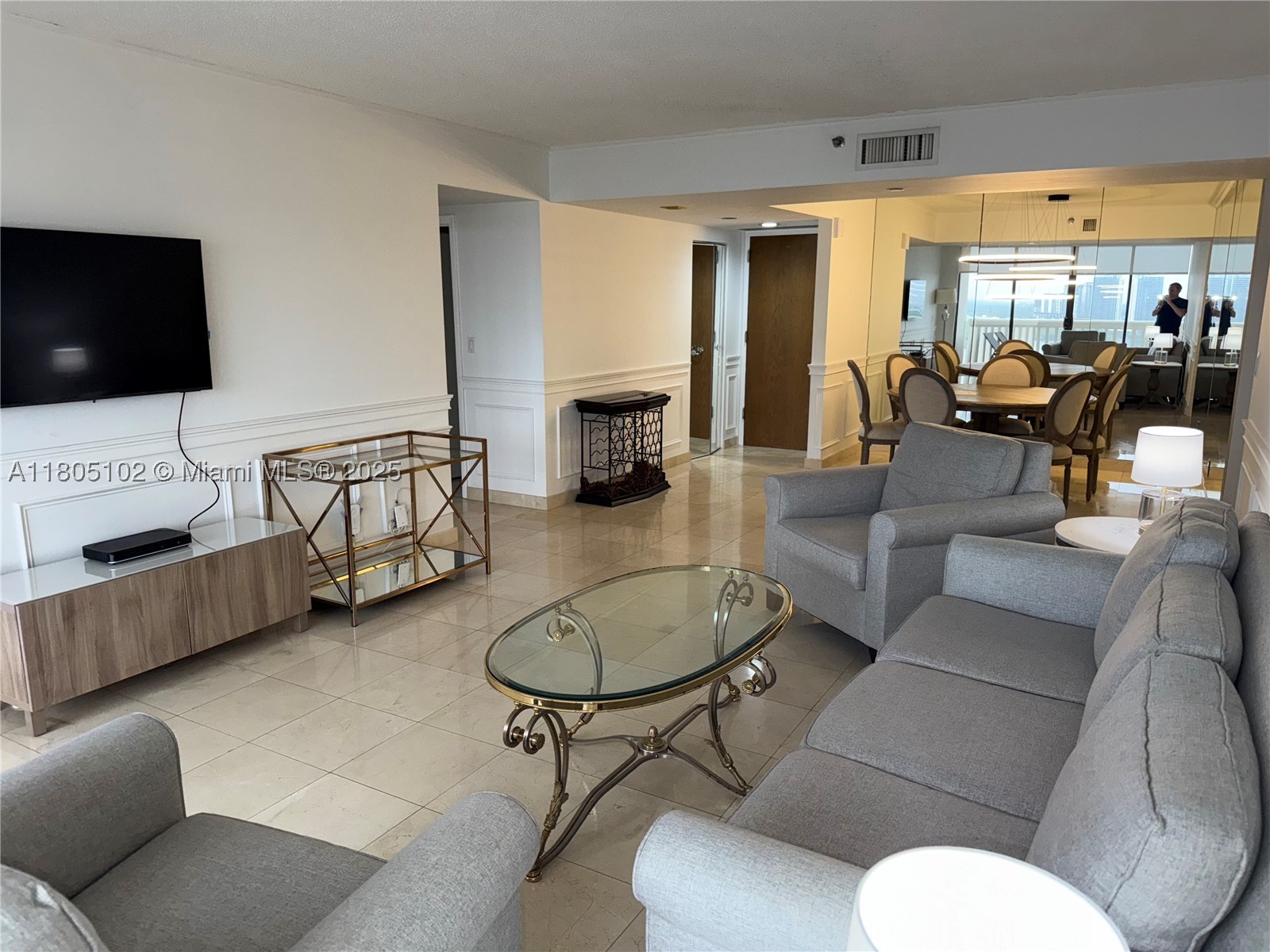 1000 W Island Blvd #2412, Aventura FL 33160