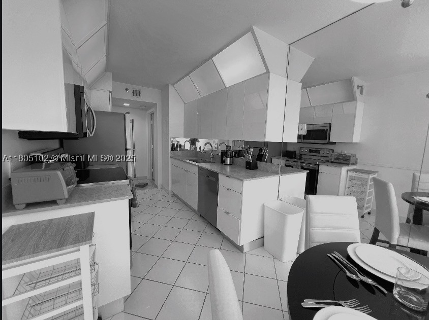 1000 W Island Blvd #2412, Aventura FL 33160