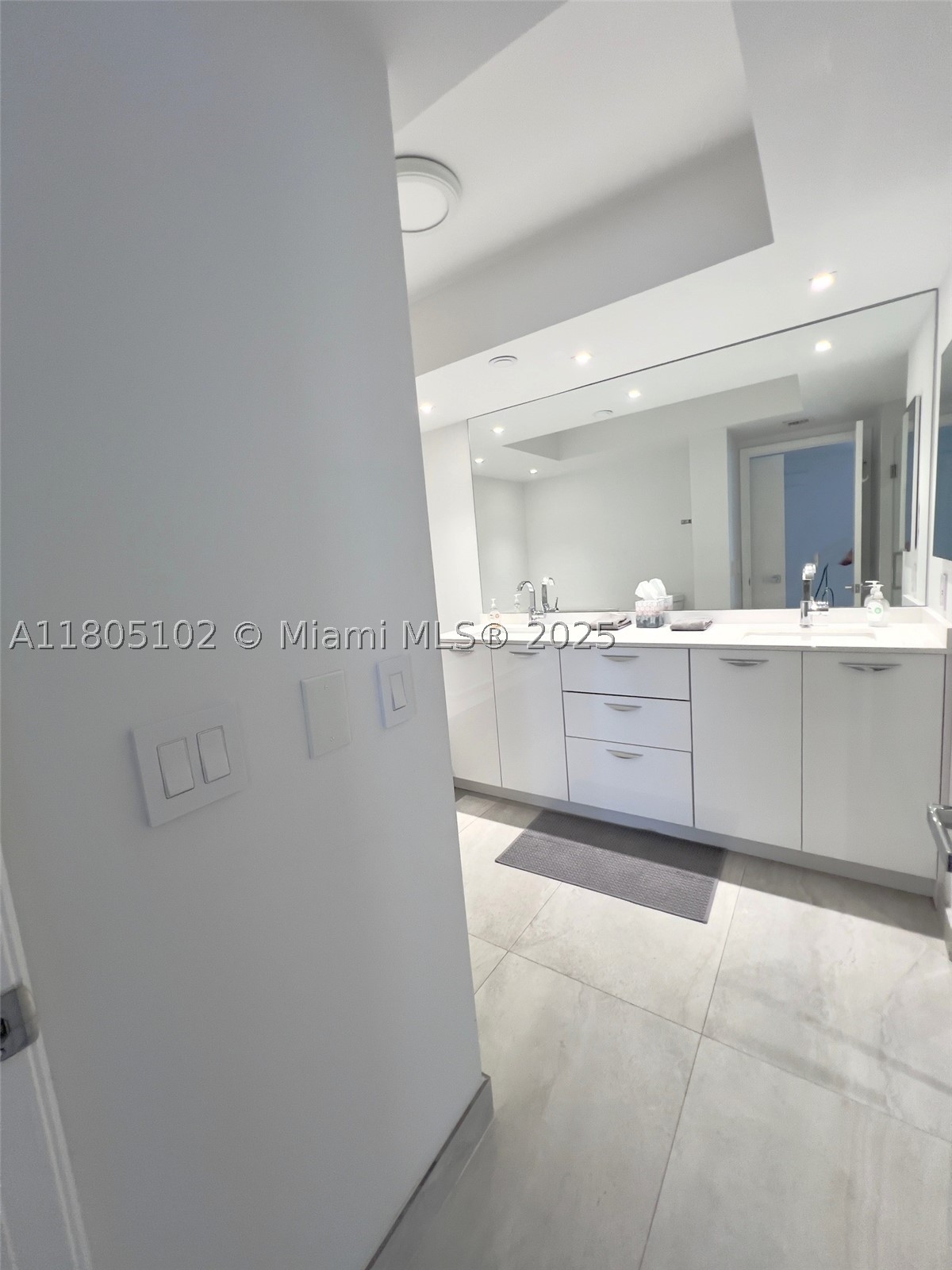 1000 W Island Blvd #2412, Aventura FL 33160