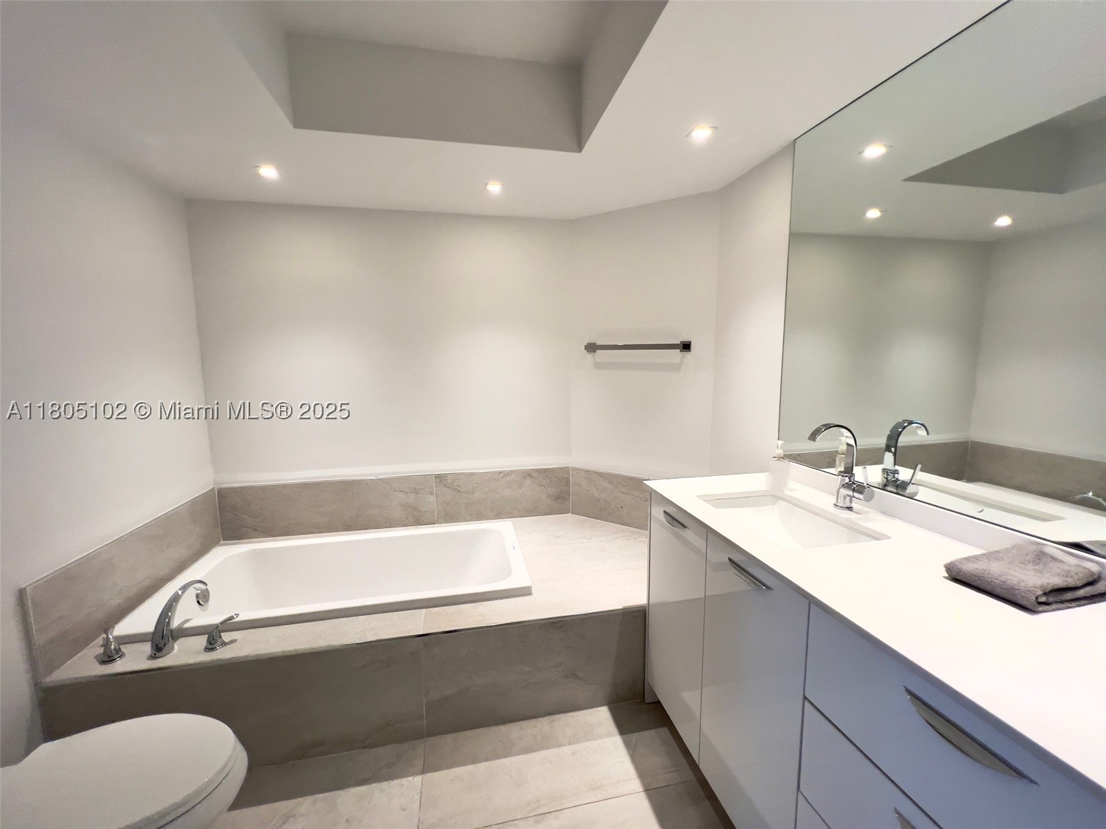 1000 W Island Blvd #2412, Aventura FL 33160