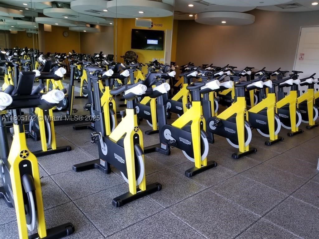 1000 W Island Blvd #2412, Aventura FL 33160