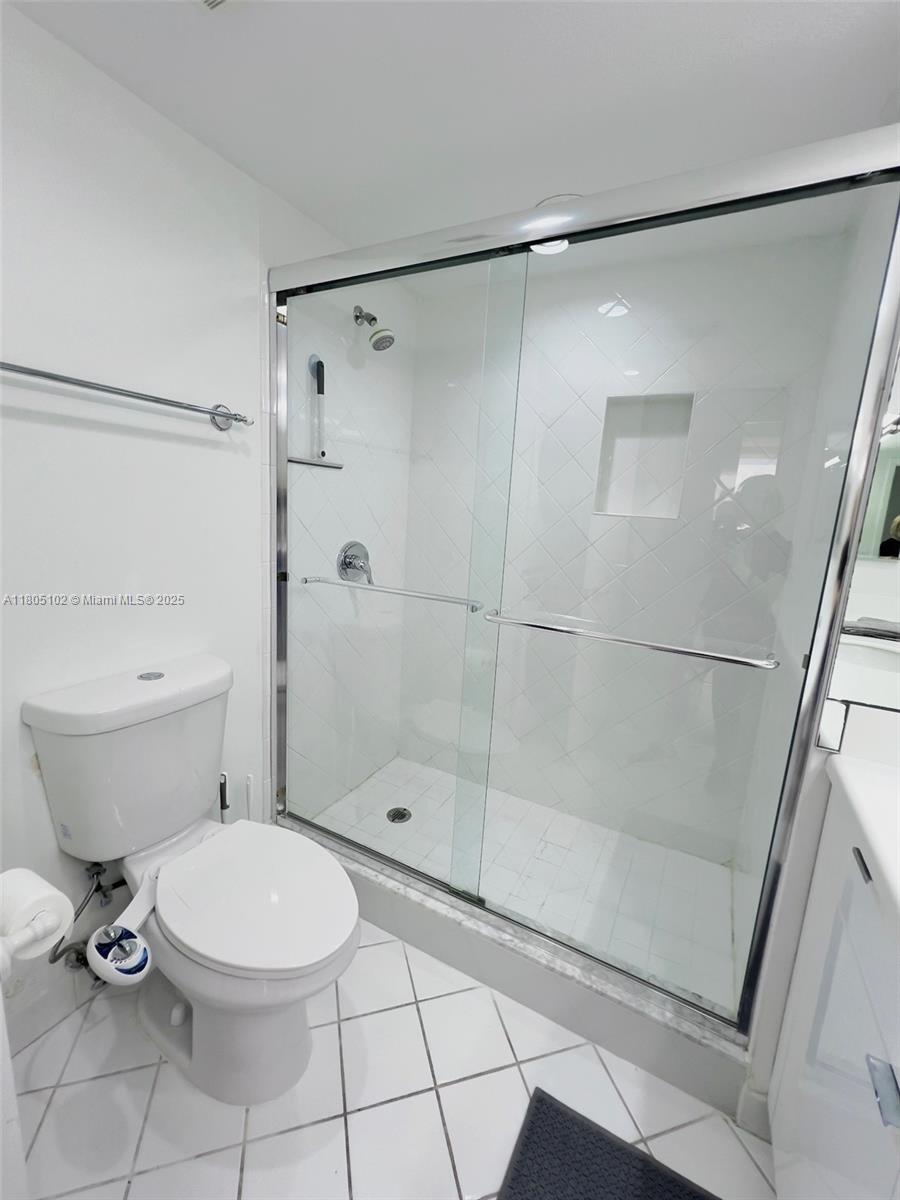 1000 W Island Blvd #2412, Aventura FL 33160