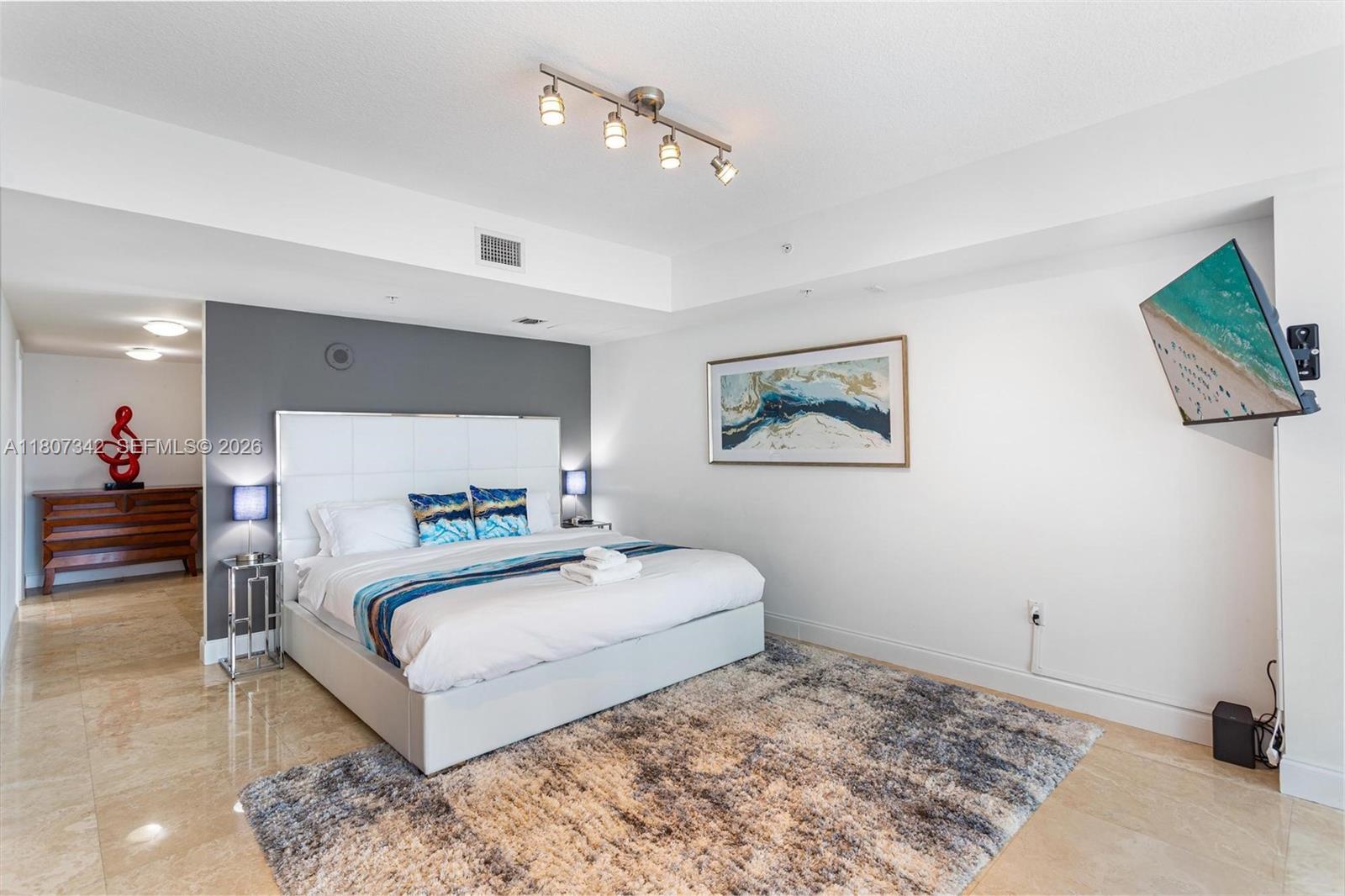 41 SE 5th St #2008, Miami FL 33131