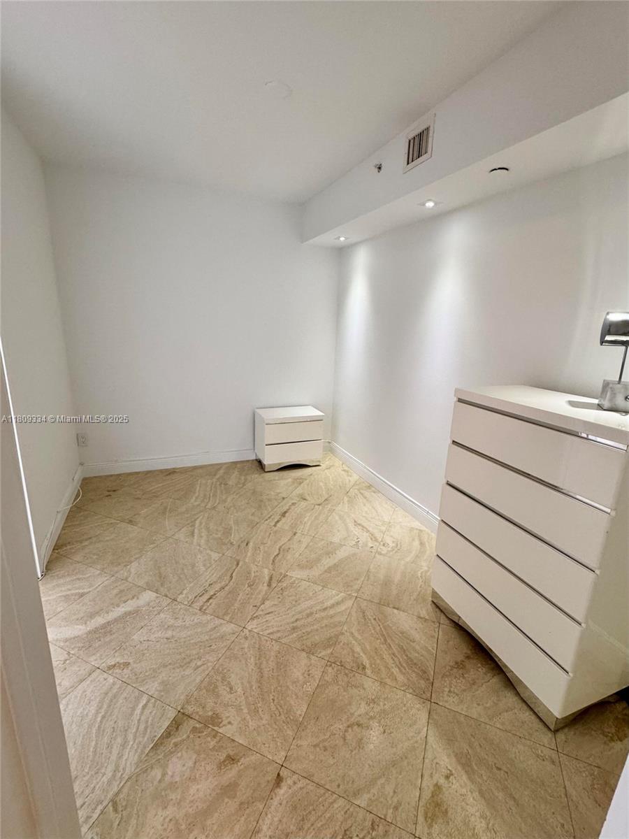 4779 Collins Ave #2106, Miami Beach FL 33140