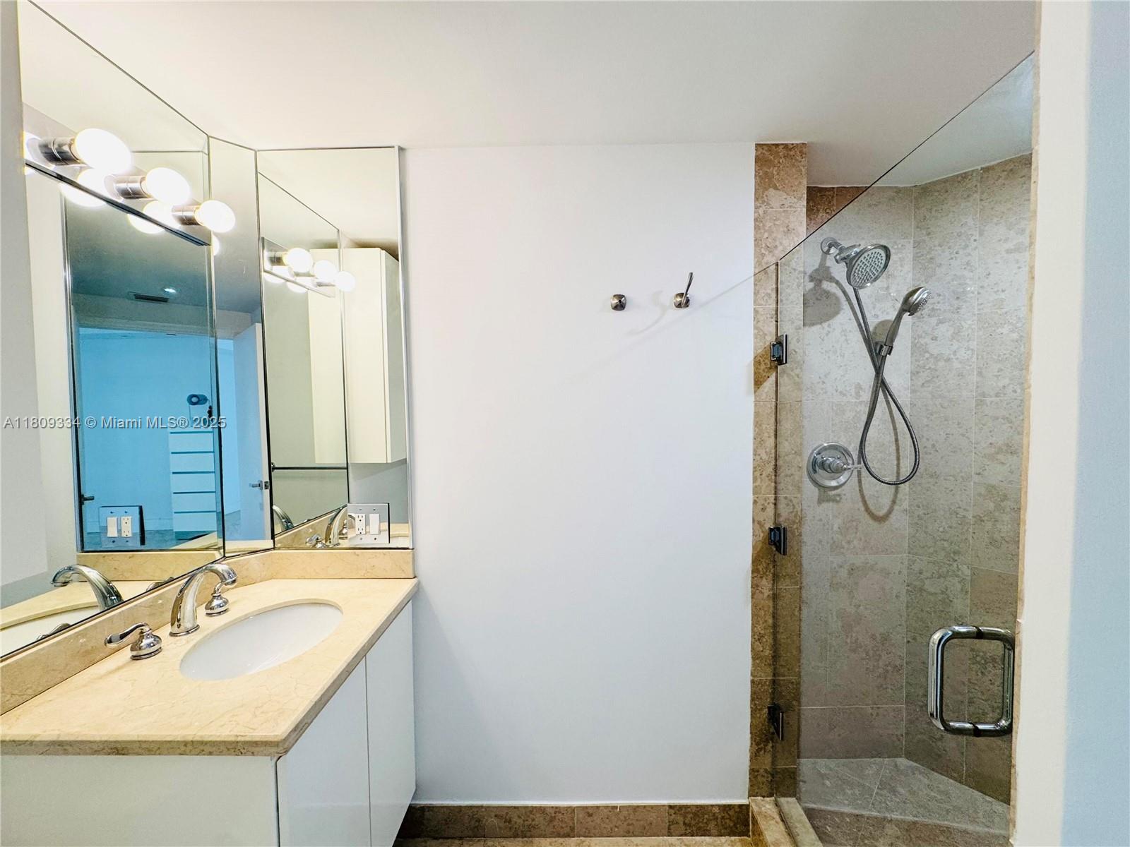 4779 Collins Ave #2106, Miami Beach FL 33140