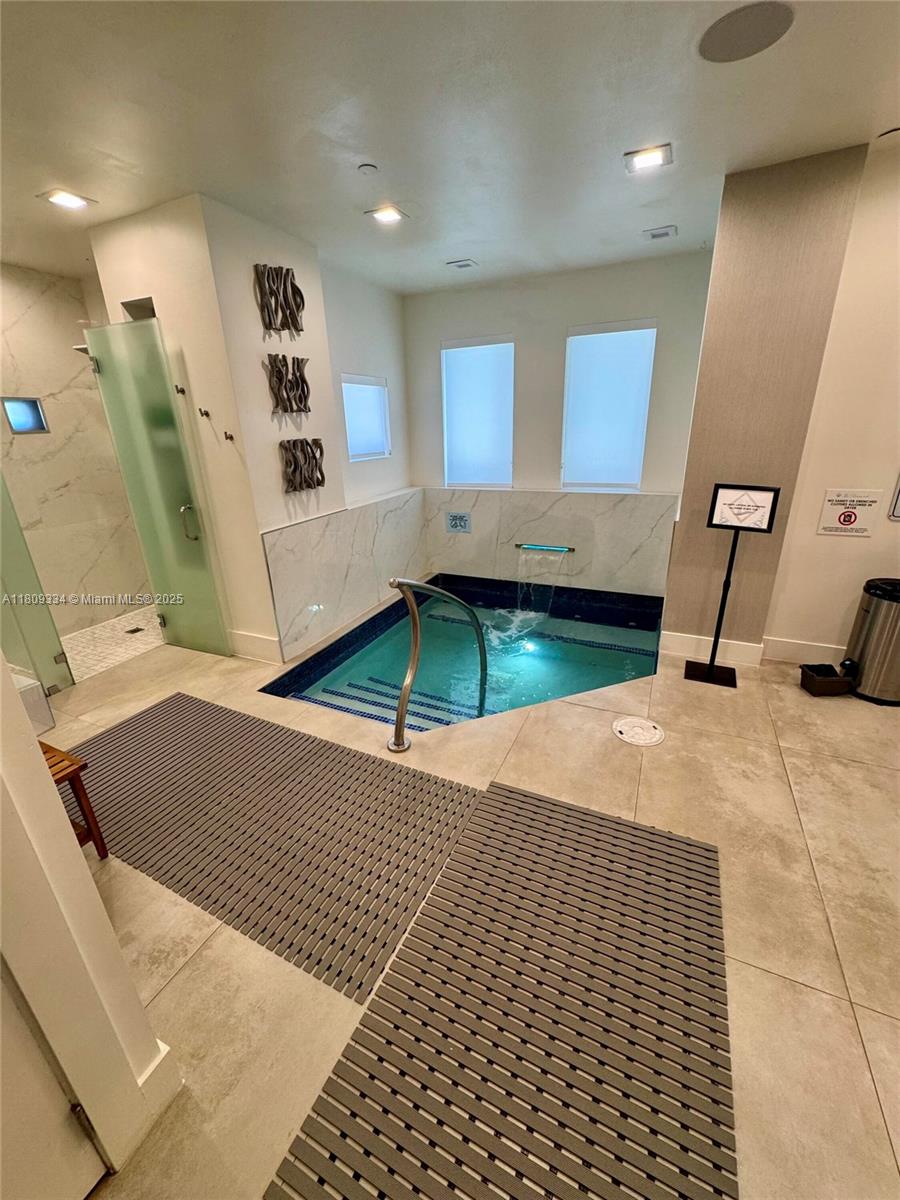 4779 Collins Ave #2106, Miami Beach FL 33140