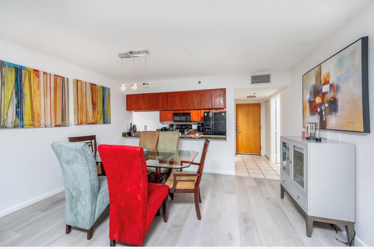1200 Brickell Bay Dr #1617, Miami FL 33131
