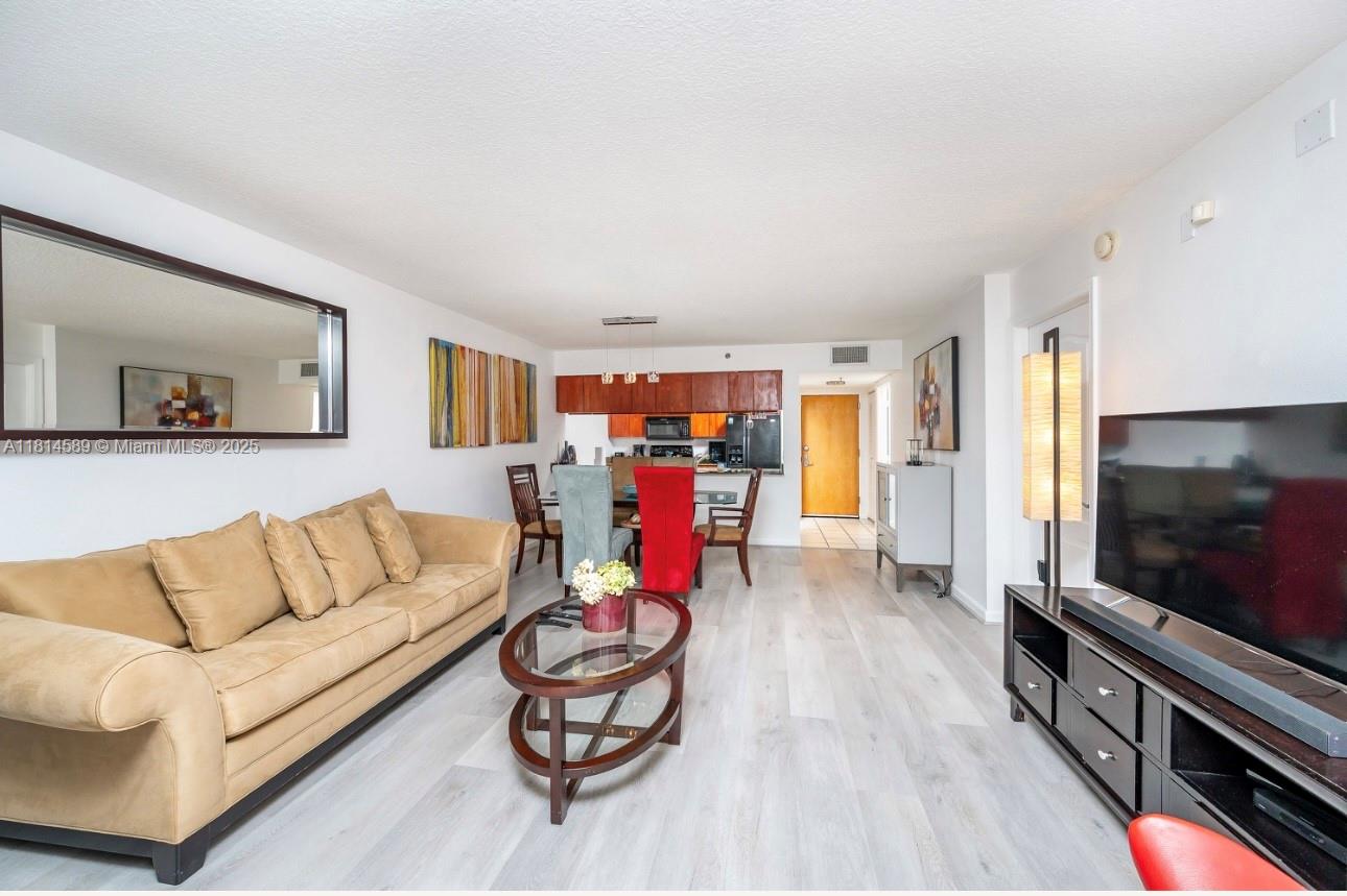 1200 Brickell Bay Dr #1617, Miami FL 33131