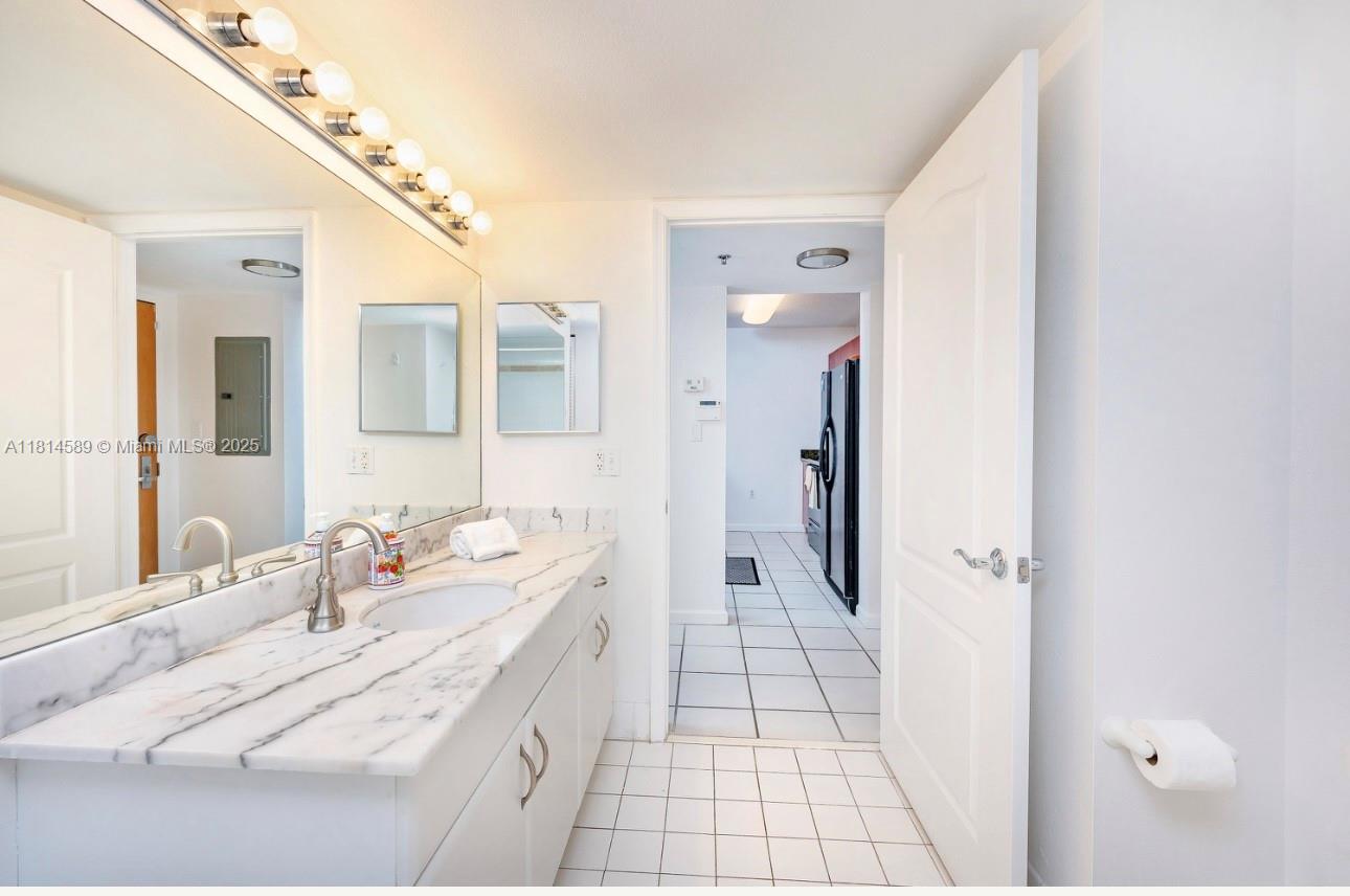 1200 Brickell Bay Dr #1617, Miami FL 33131