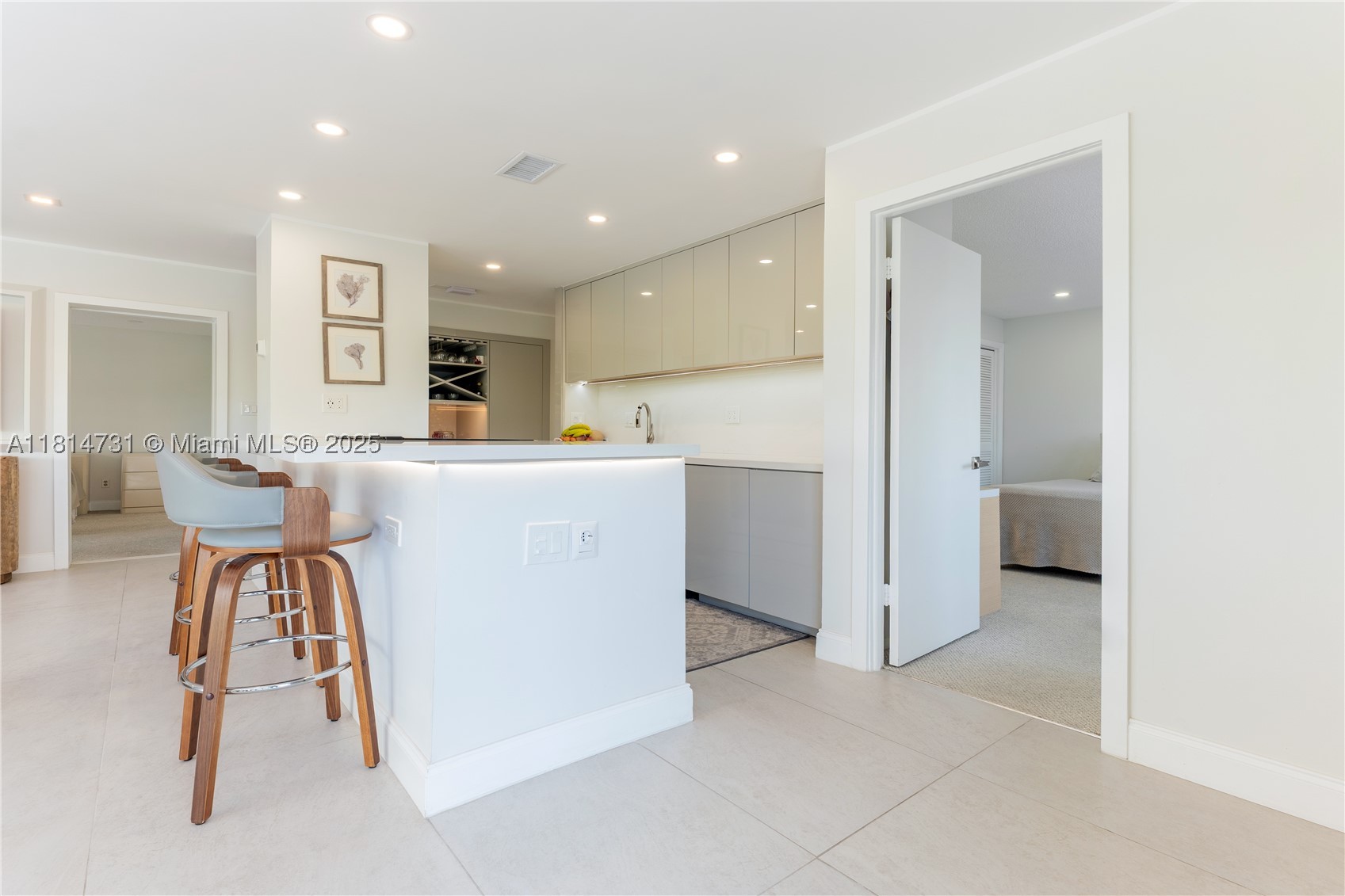 120 Golden Isles Dr #33B, Hallandale Beach FL 33009