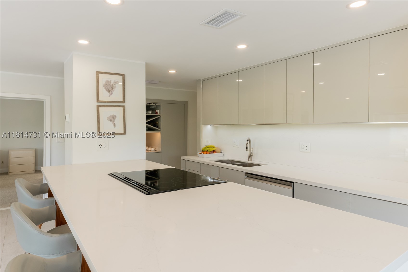 120 Golden Isles Dr #33B, Hallandale Beach FL 33009