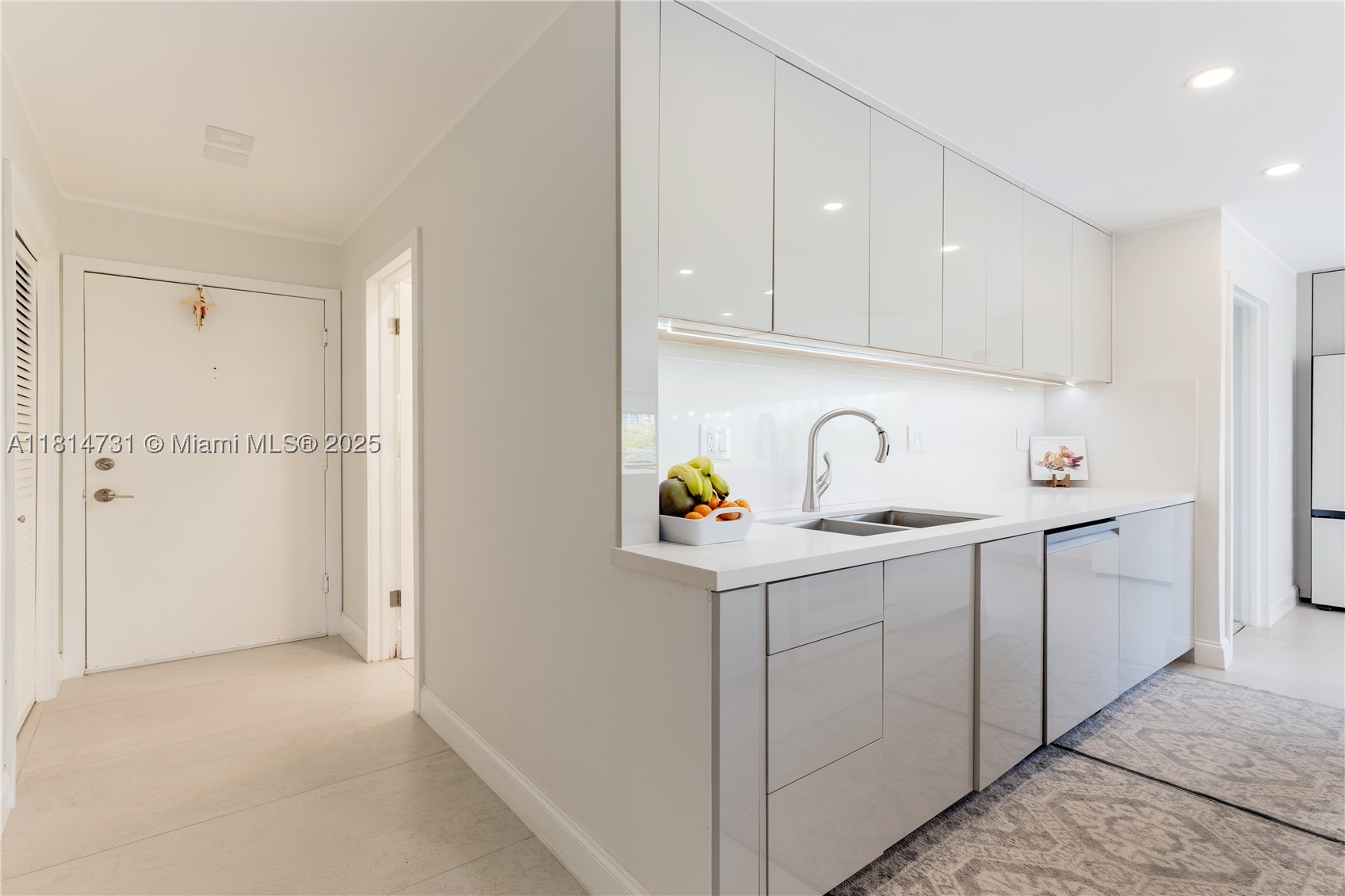 120 Golden Isles Dr #33B, Hallandale Beach FL 33009