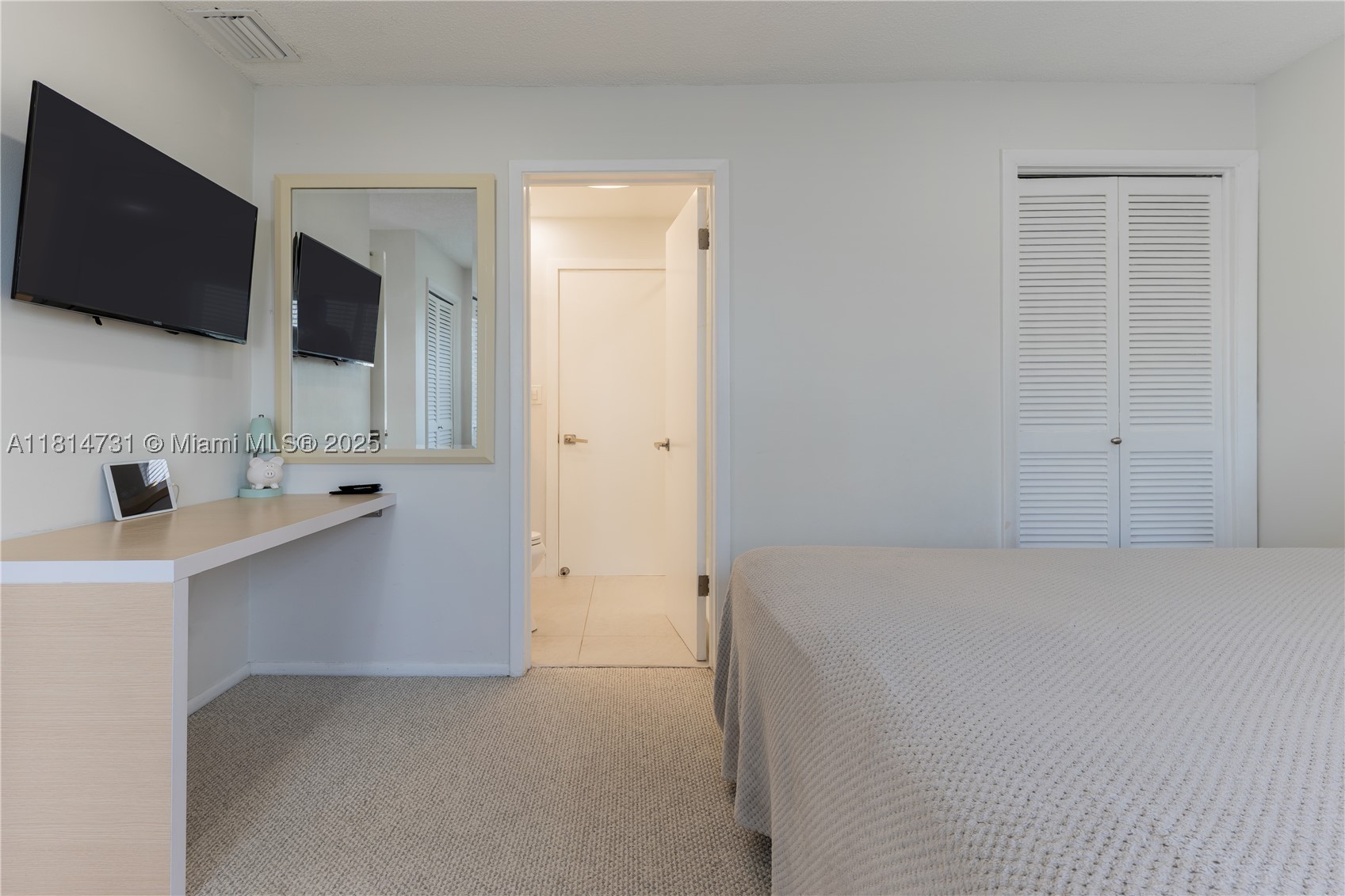 120 Golden Isles Dr #33B, Hallandale Beach FL 33009