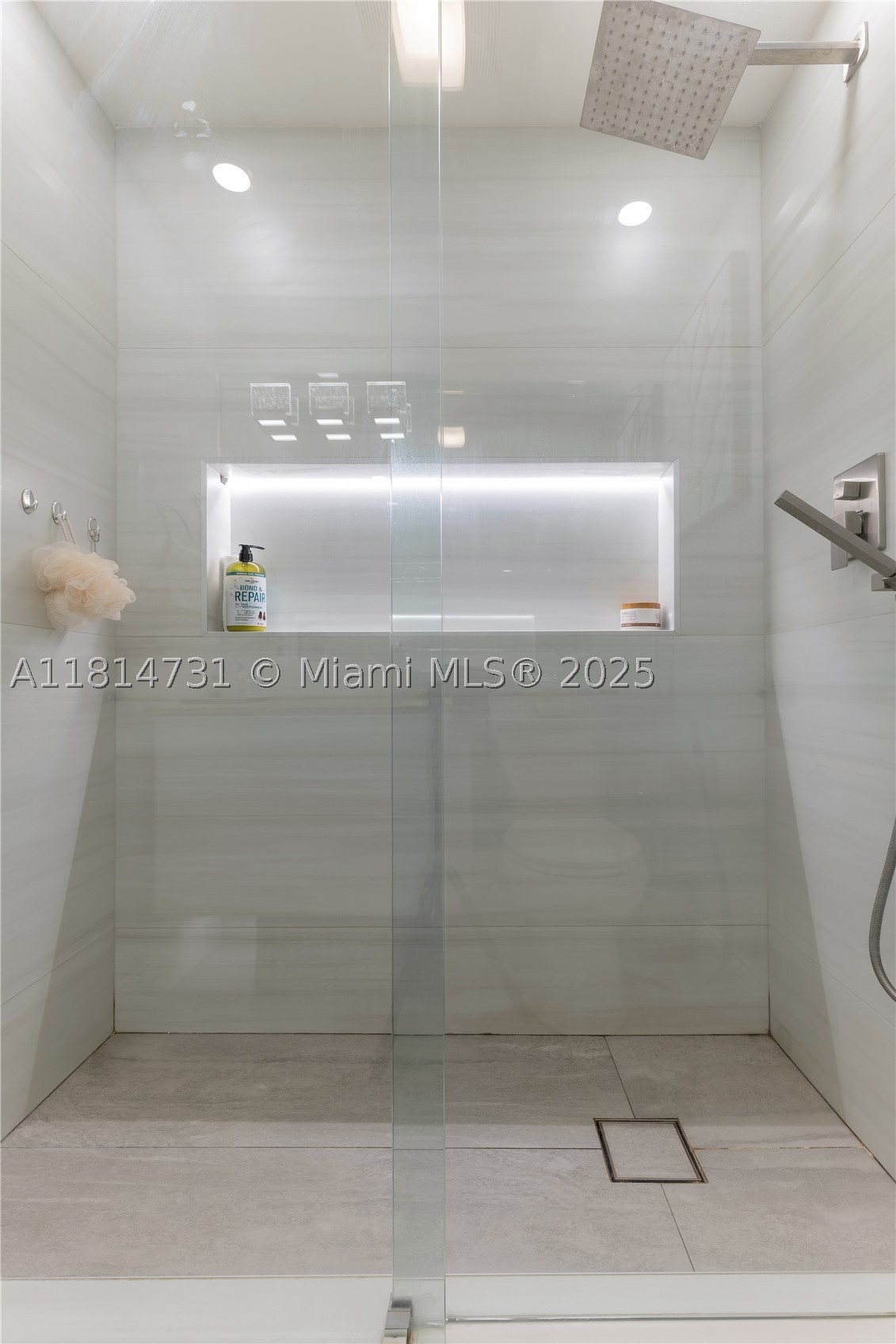 120 Golden Isles Dr #33B, Hallandale Beach FL 33009