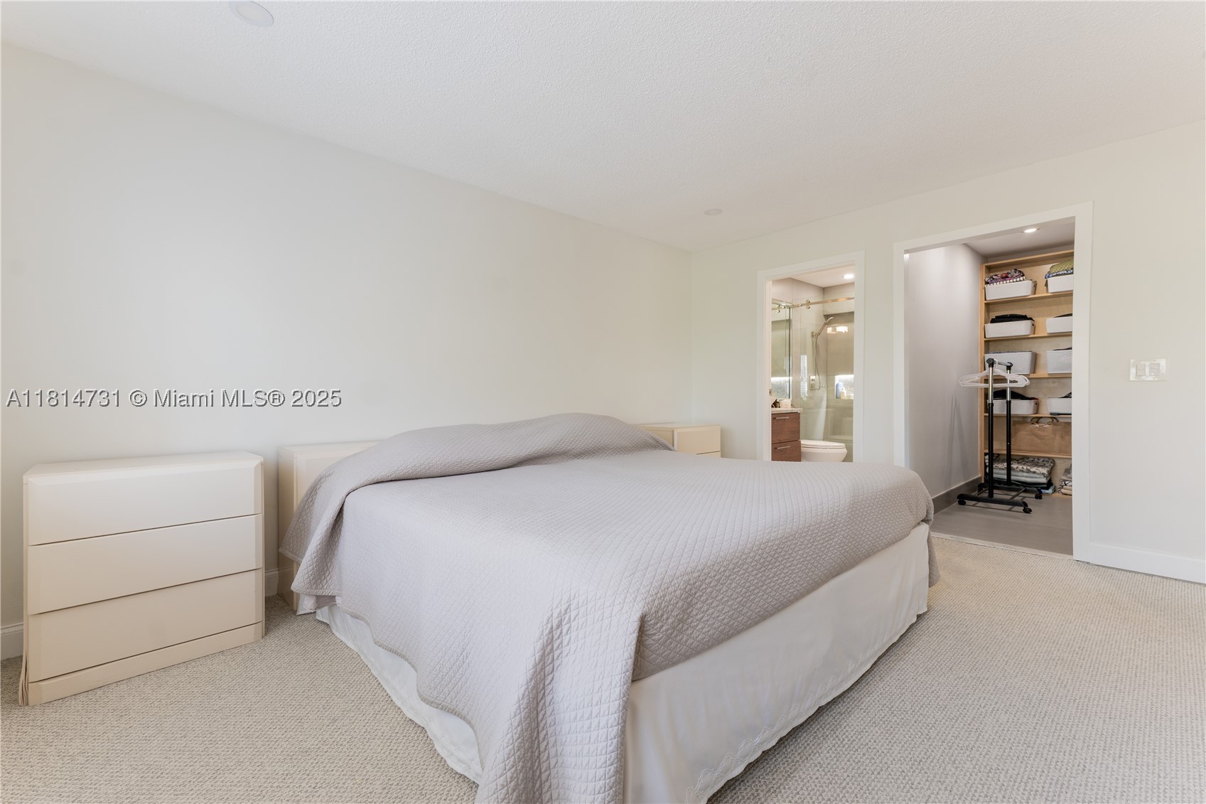 120 Golden Isles Dr #33B, Hallandale Beach FL 33009