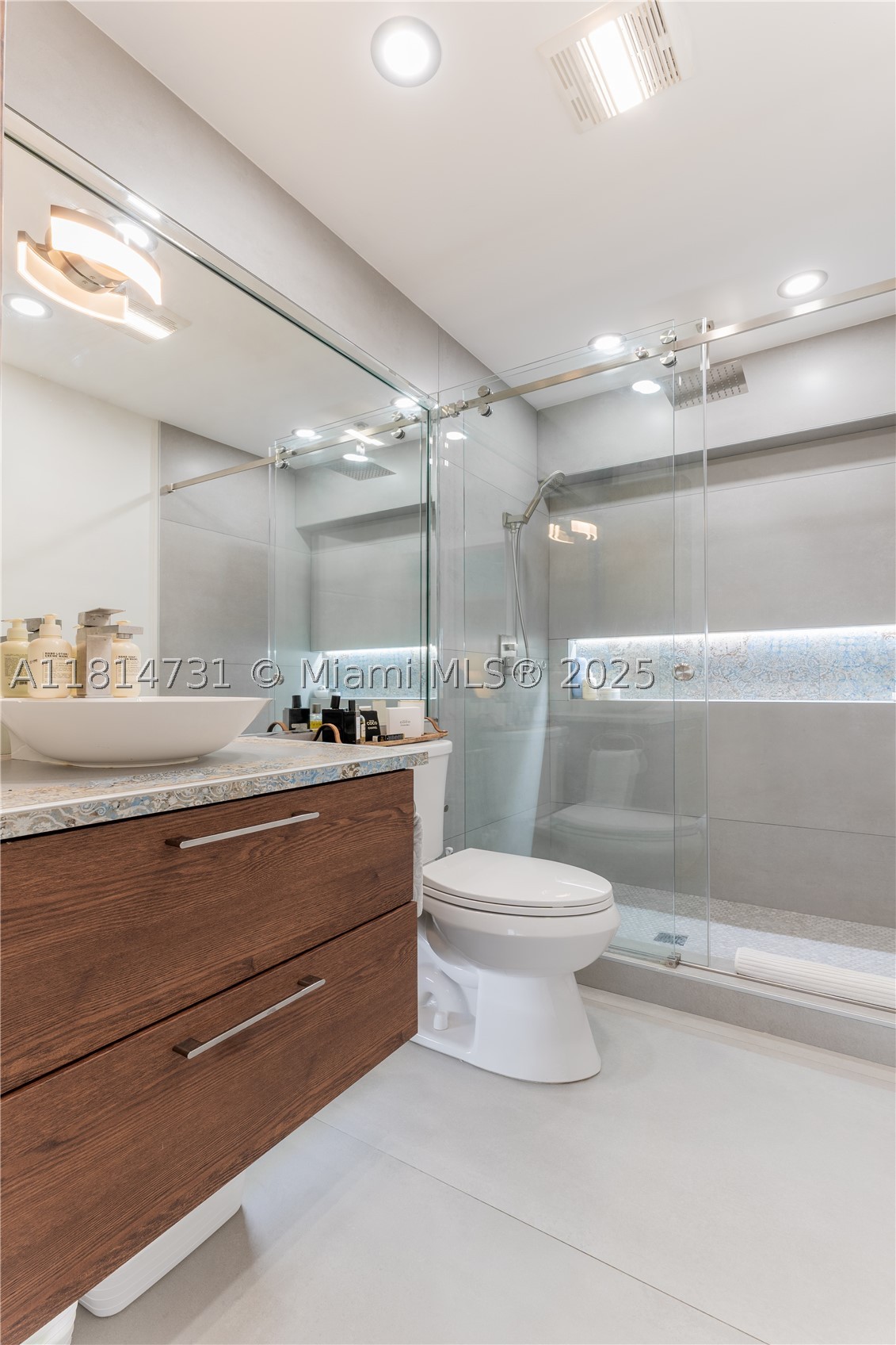 120 Golden Isles Dr #33B, Hallandale Beach FL 33009
