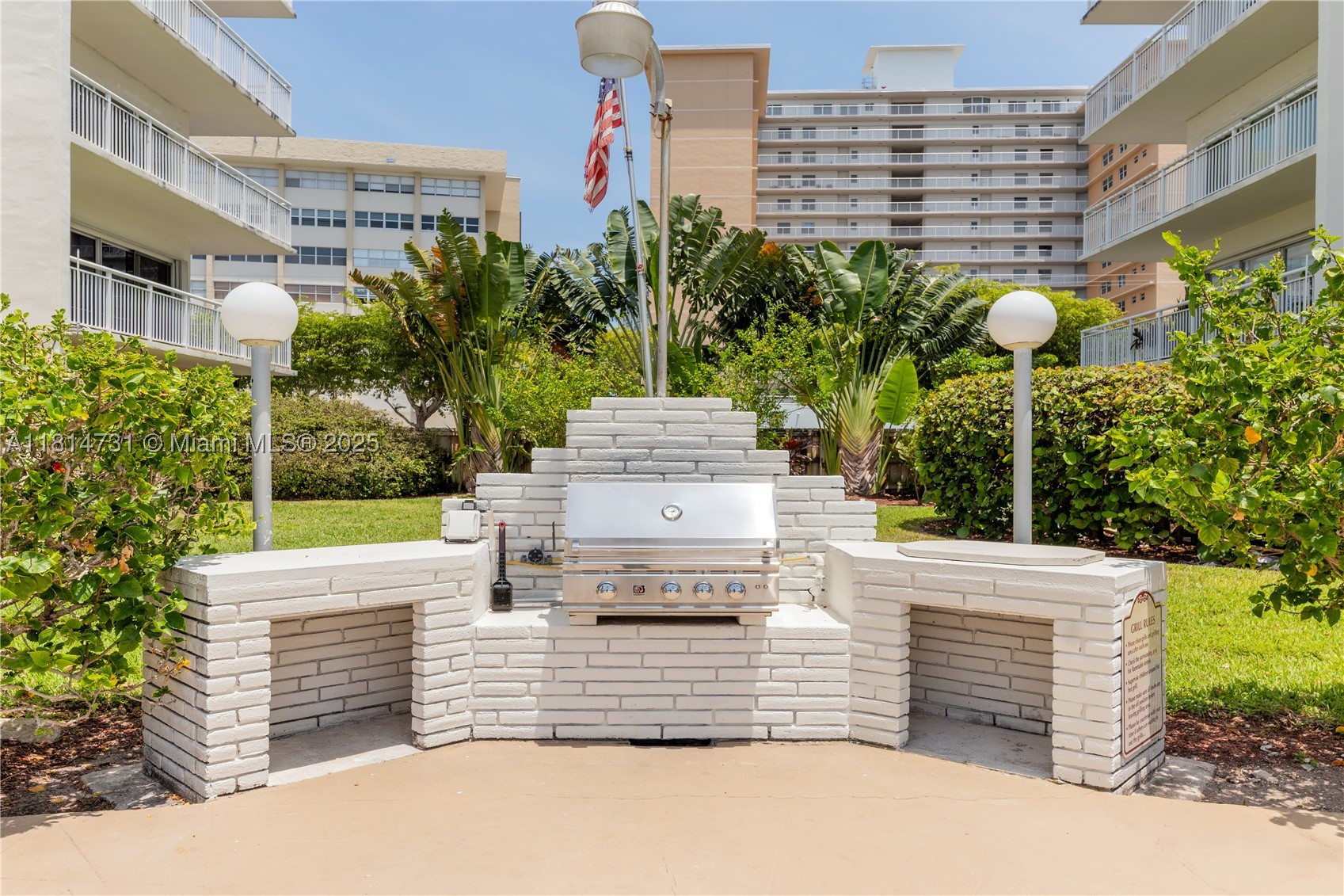120 Golden Isles Dr #33B, Hallandale Beach FL 33009