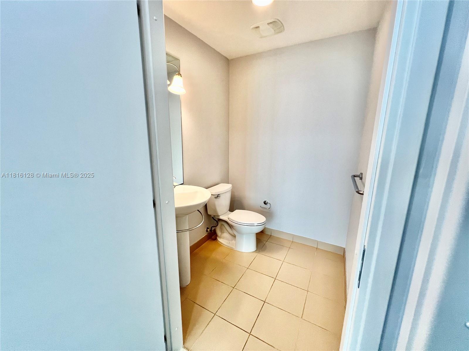 300 S Biscayne Blvd #2705, Miami FL 33131
