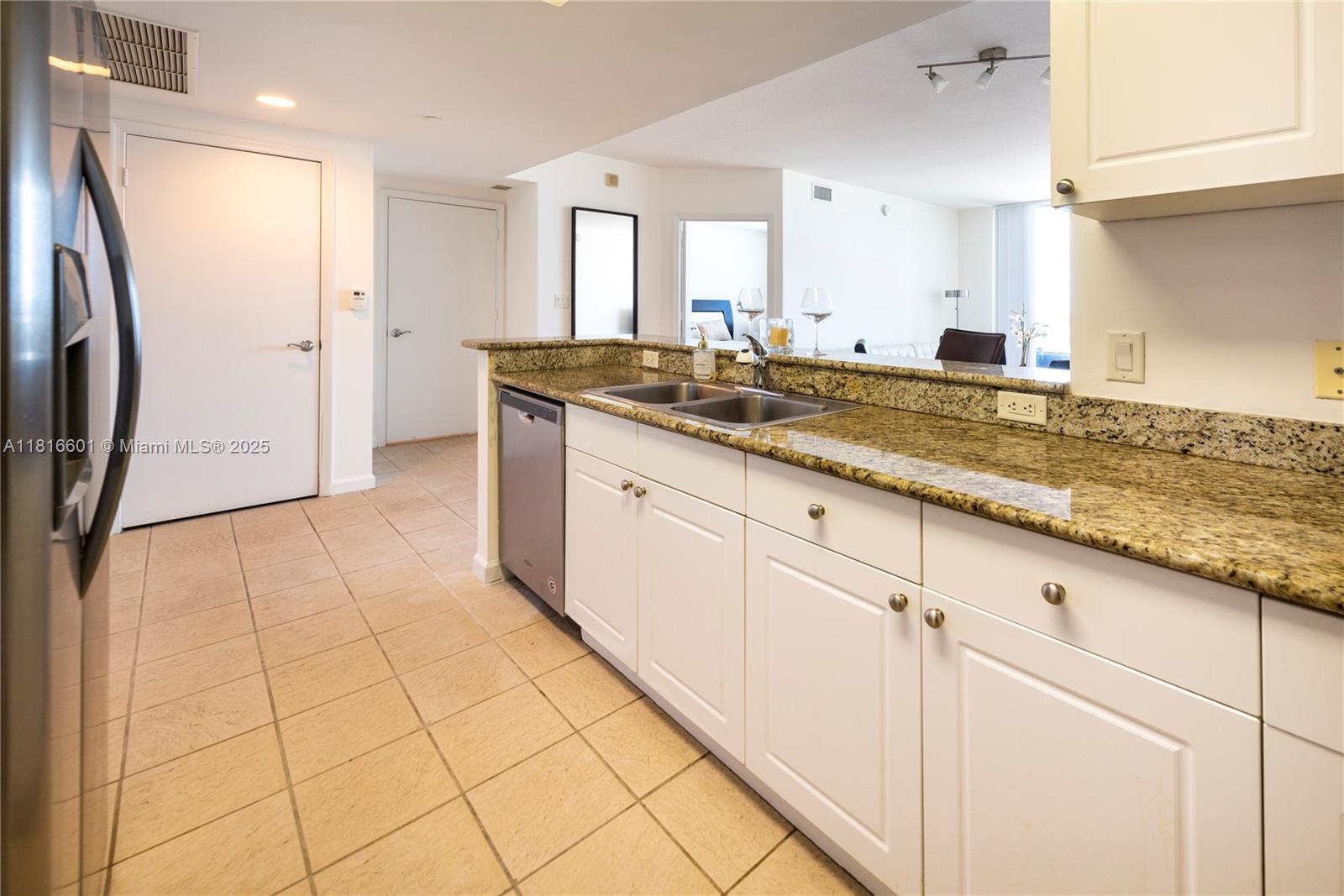 19501 W Country Club Dr #2210, Aventura FL 33180