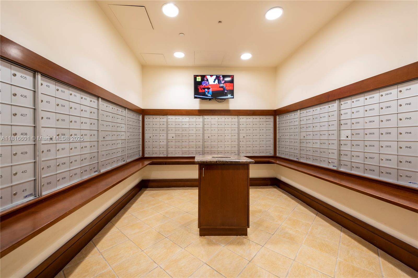 19501 W Country Club Dr #2210, Aventura FL 33180