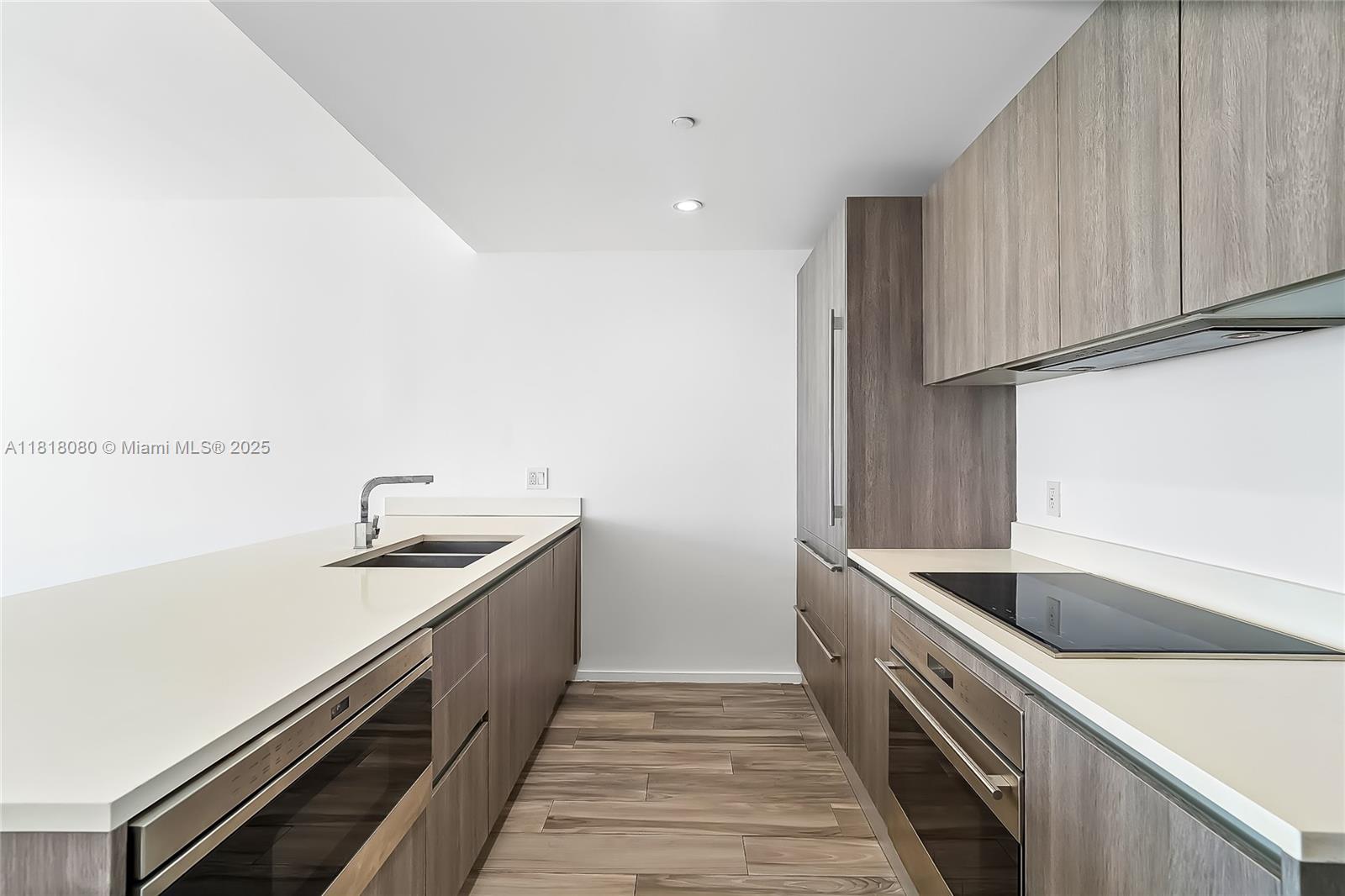 801 S Miami Ave #3704, Miami FL 33130