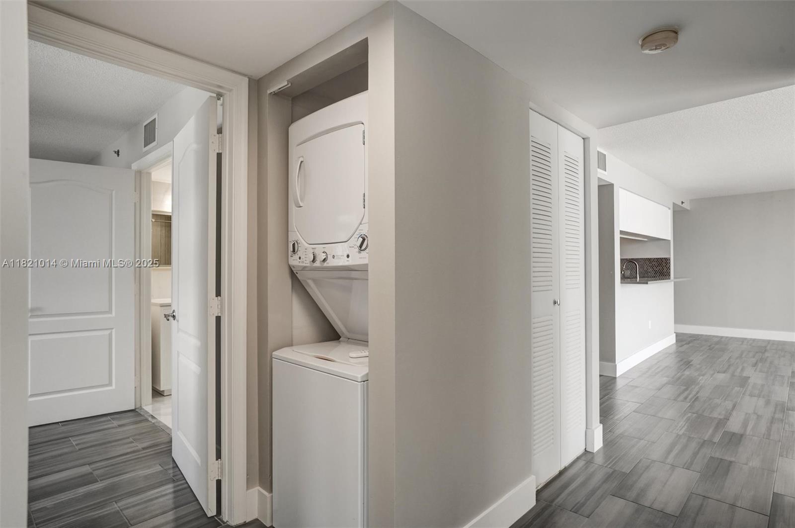1200 Brickell Bay Dr #2501, Miami FL 33131