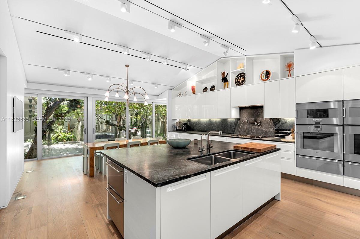 11 La Gorce Cir, Miami Beach FL 33141