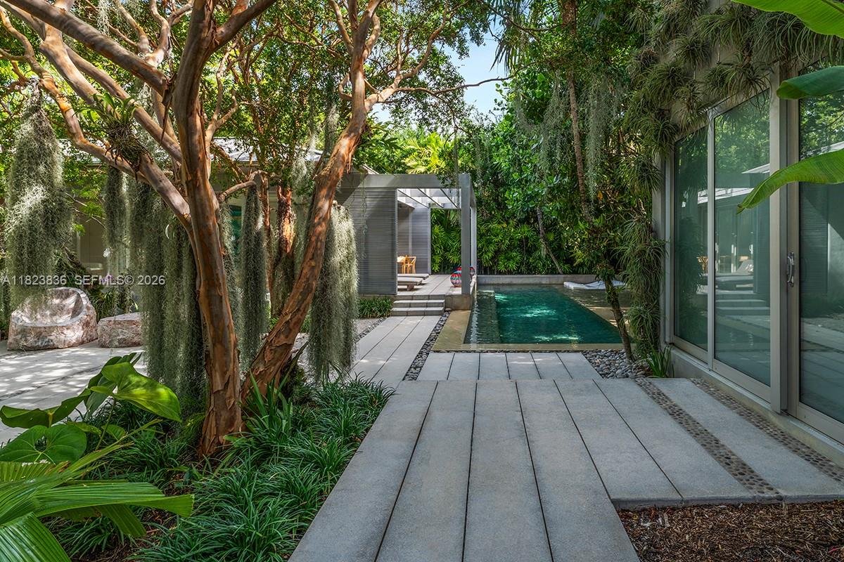 11 La Gorce Cir, Miami Beach FL 33141