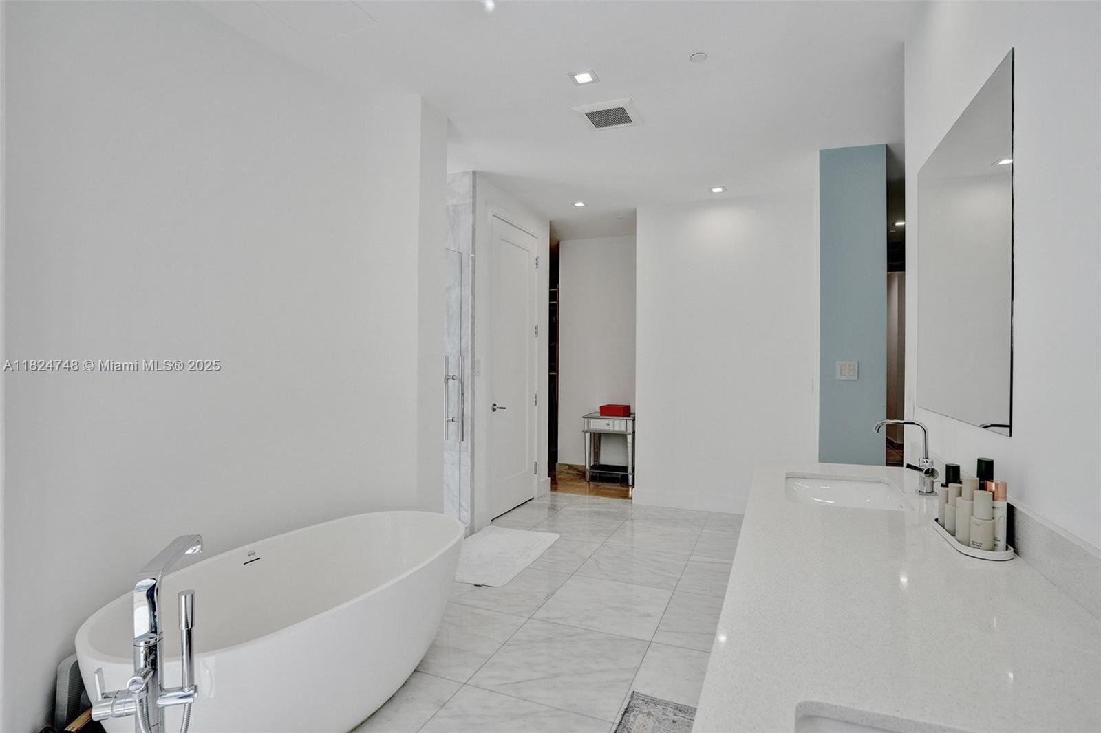 718 Valencia Ave #204, Coral Gables FL 33134