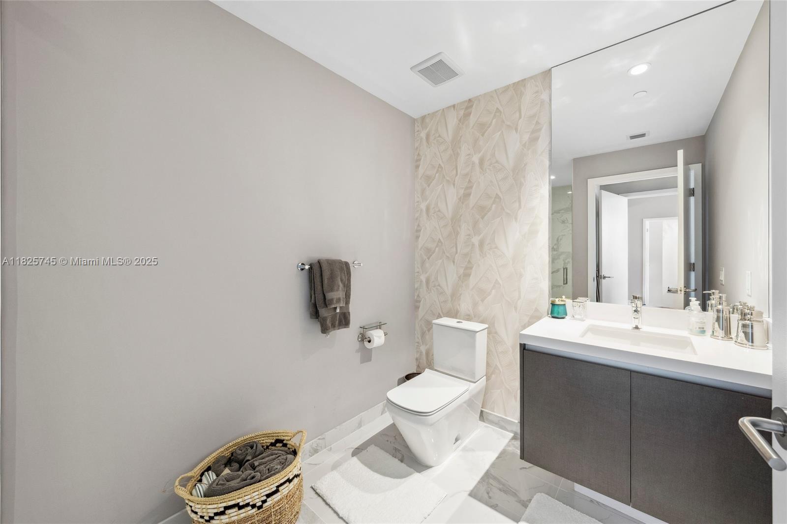 851 NE 1st Ave #907, Miami FL 33132