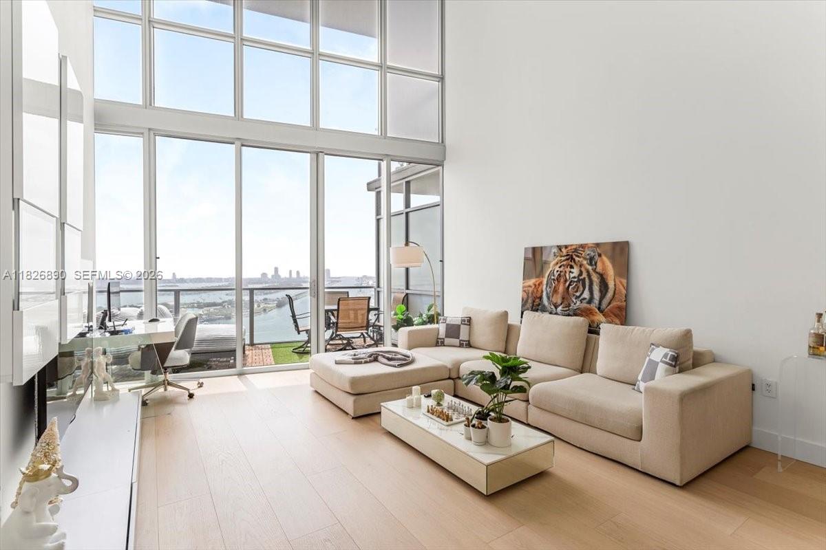 1100 Biscayne Blvd #4305, Miami FL 33132