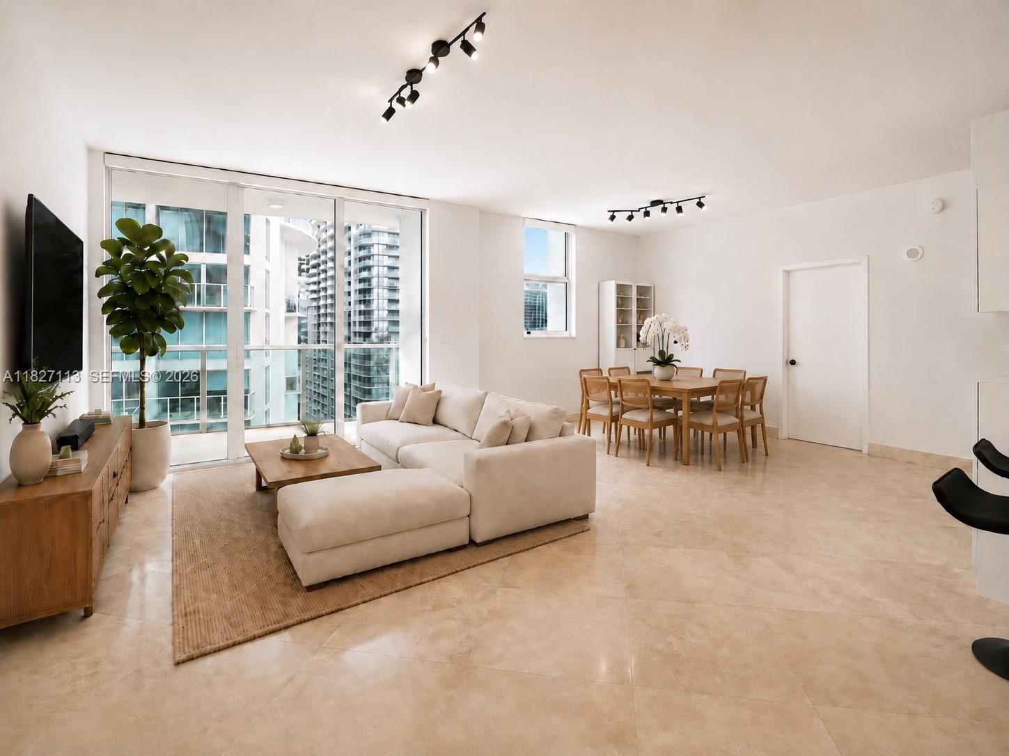 31 SE 5th St #4021, Miami FL 33131