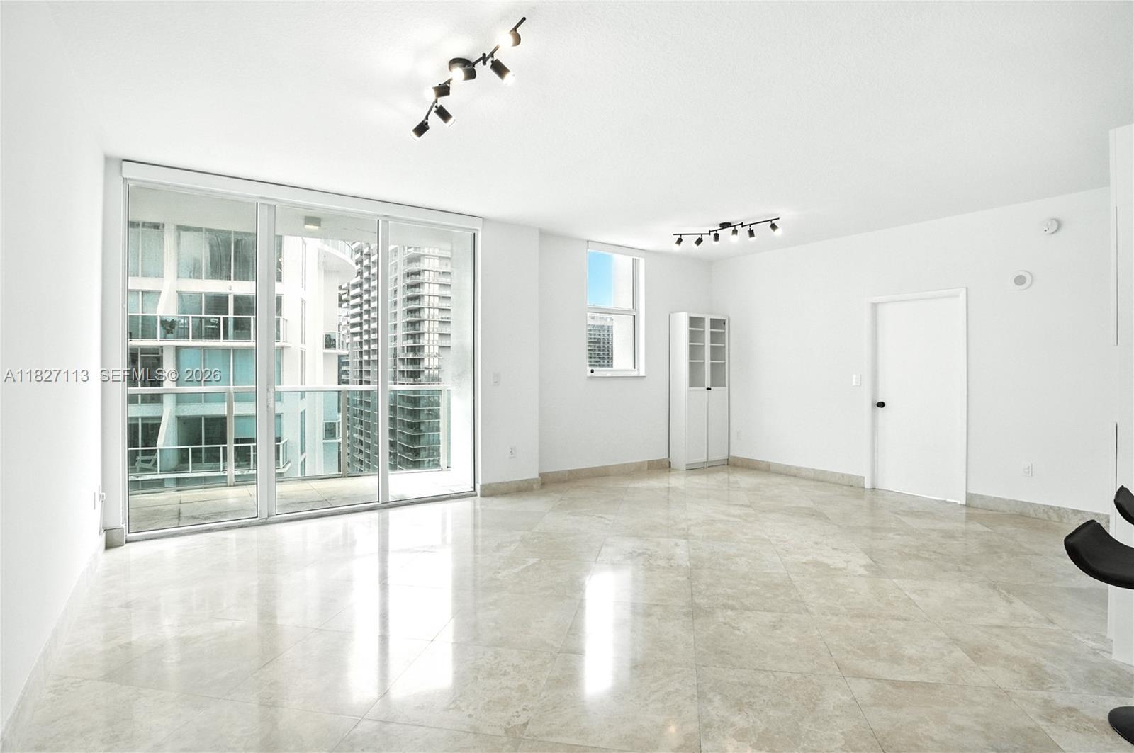 31 SE 5th St #4021, Miami FL 33131