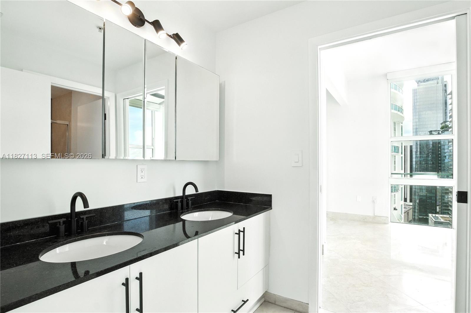 31 SE 5th St #4021, Miami FL 33131