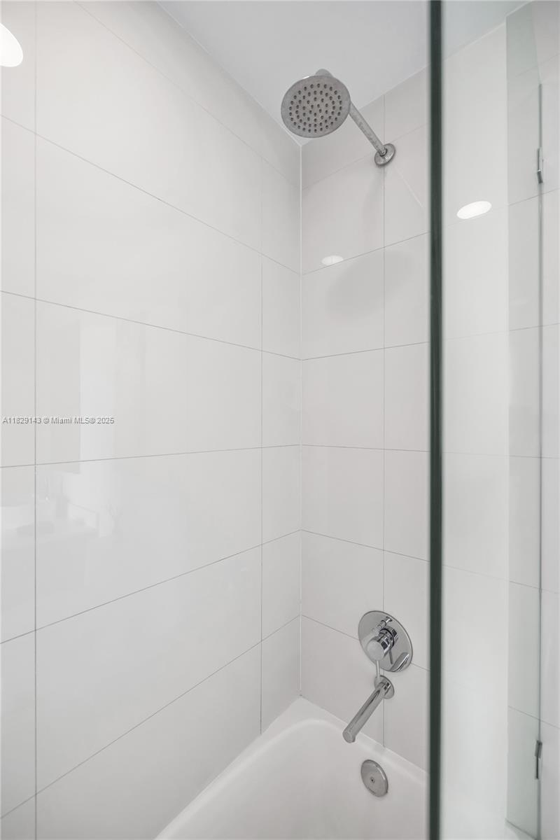 121 NE 34th St #1514, Miami FL 33137