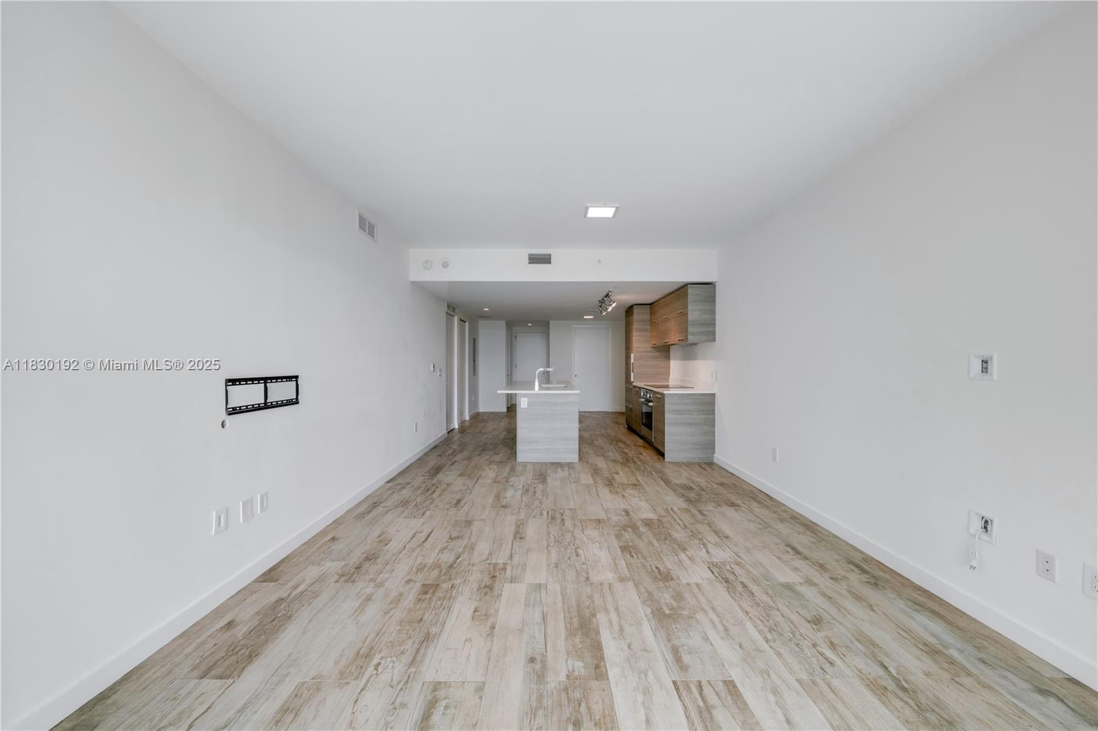 650 NE 32nd St #802, Miami FL 33137