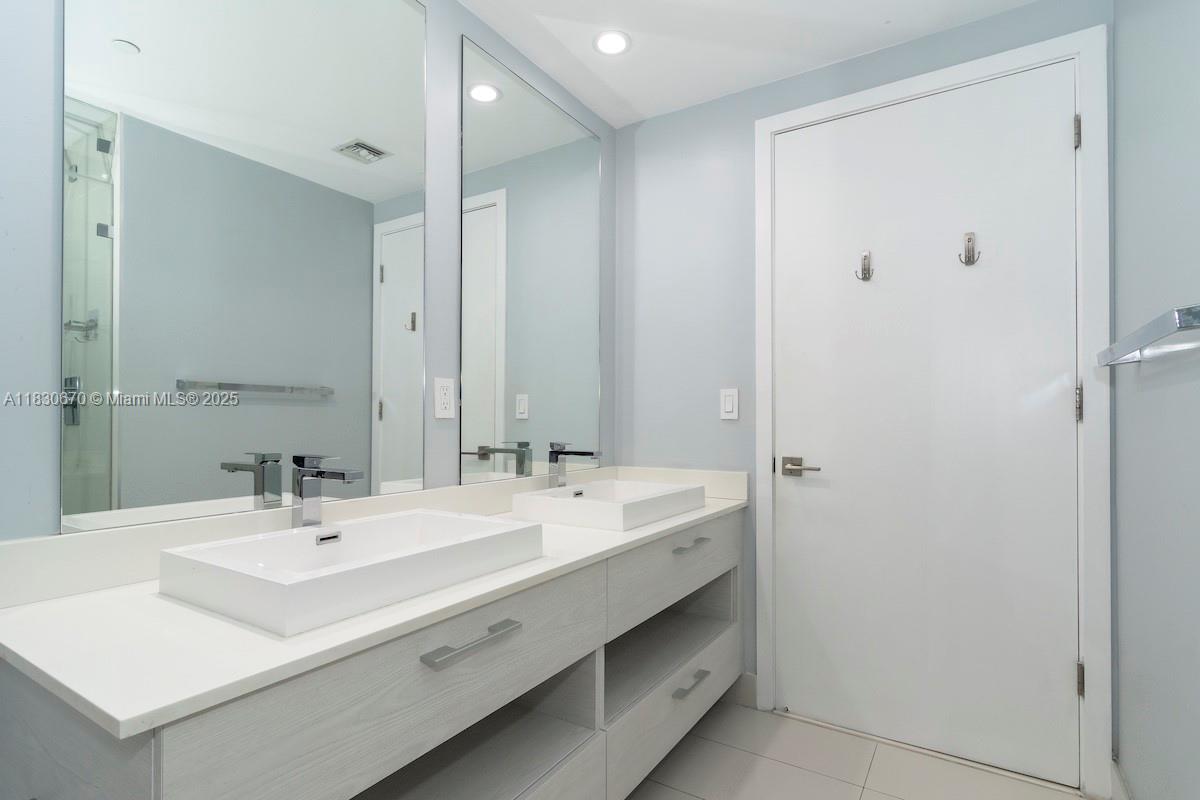 45 SW 9th St #1906, Miami FL 33130