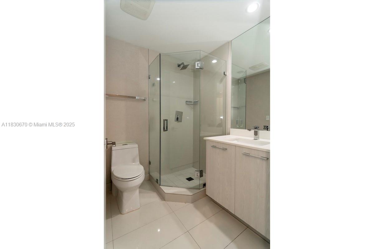 45 SW 9th St #1906, Miami FL 33130