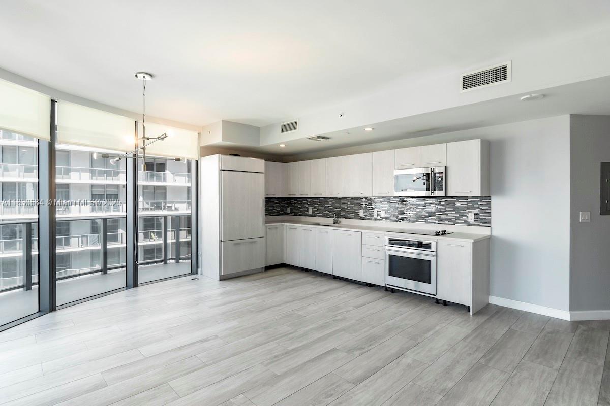 45 SW 9th St #1906, Miami FL 33130