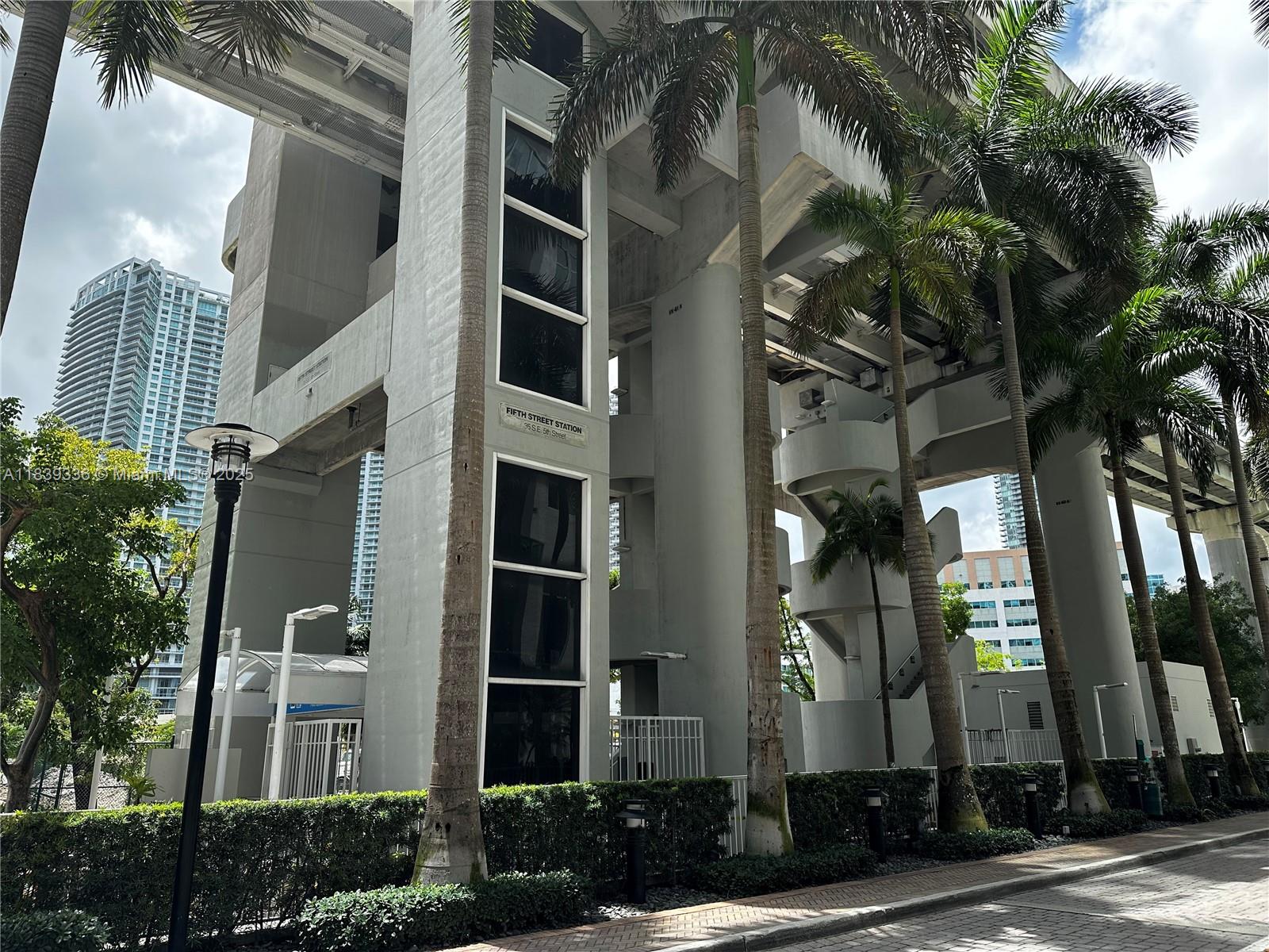 41 SE 5th St #1803, Miami FL 33131