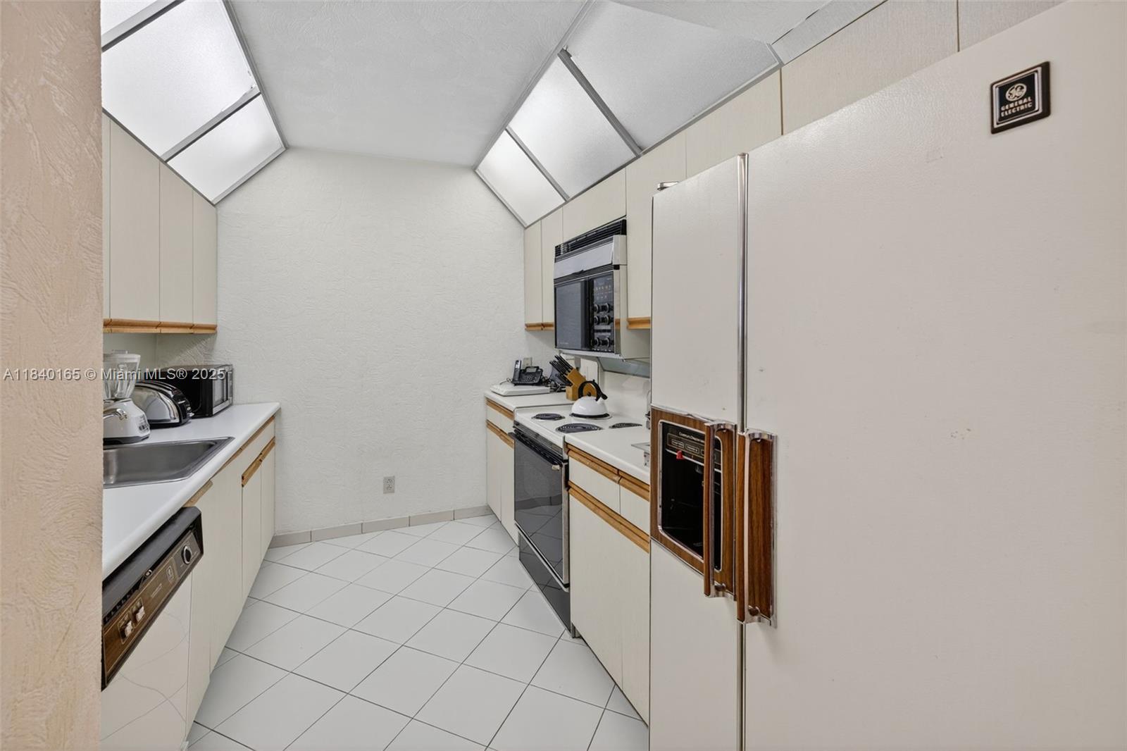 20281 E Country Club Dr #704, Aventura FL 33180