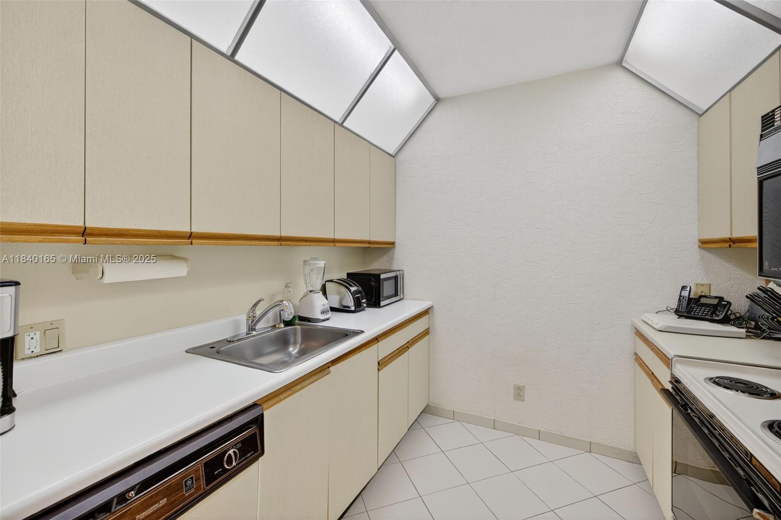 20281 E Country Club Dr #704, Aventura FL 33180