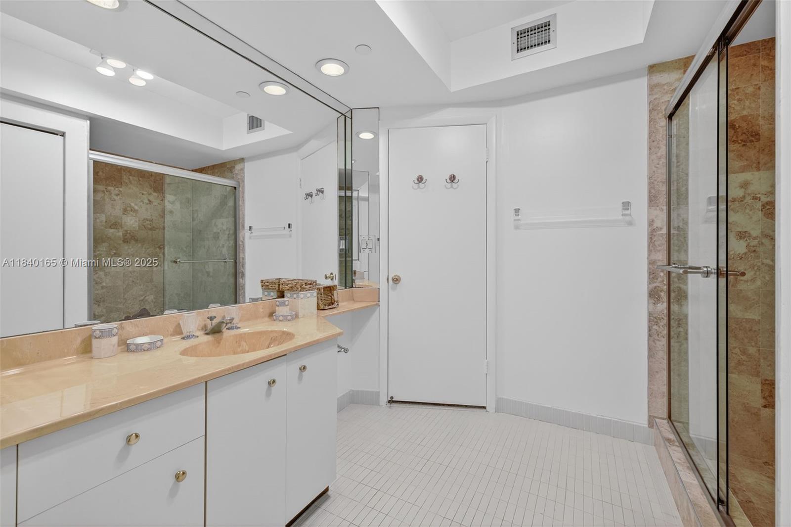20281 E Country Club Dr #704, Aventura FL 33180