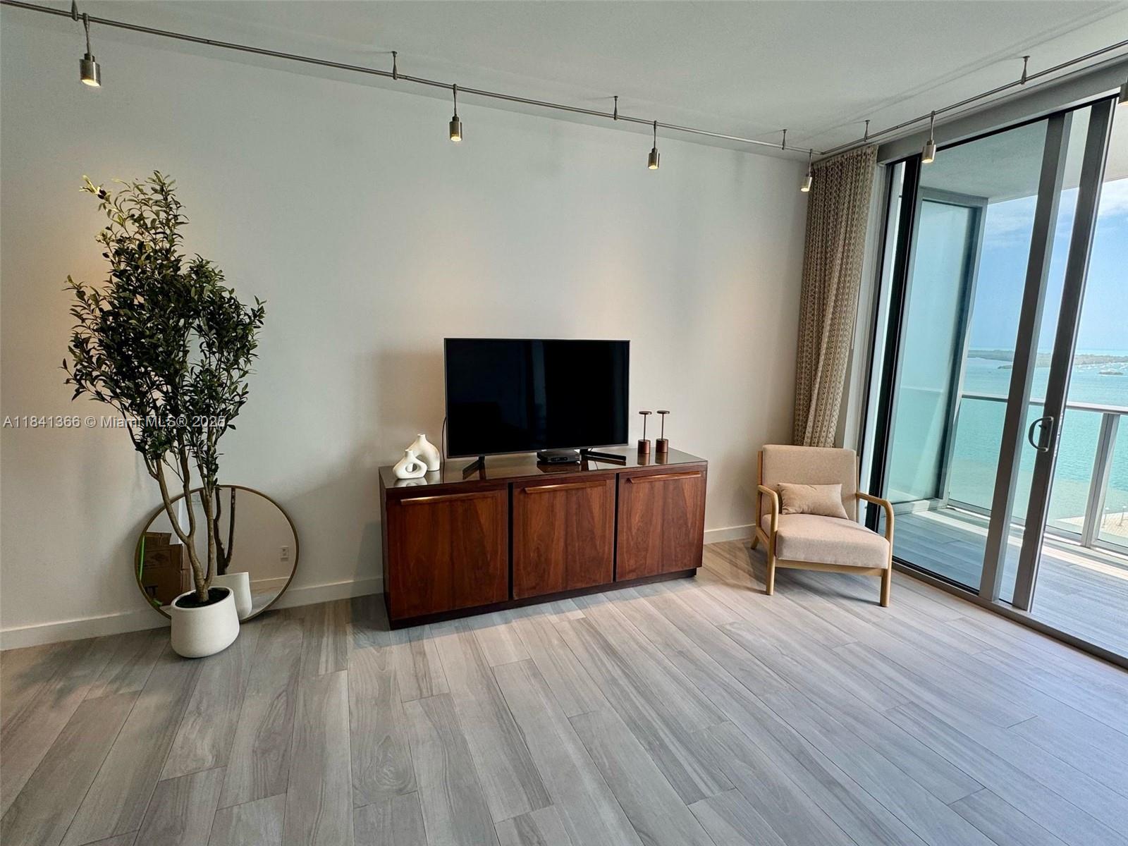 1300 Brickell Bay Dr #2504, Miami FL 33131