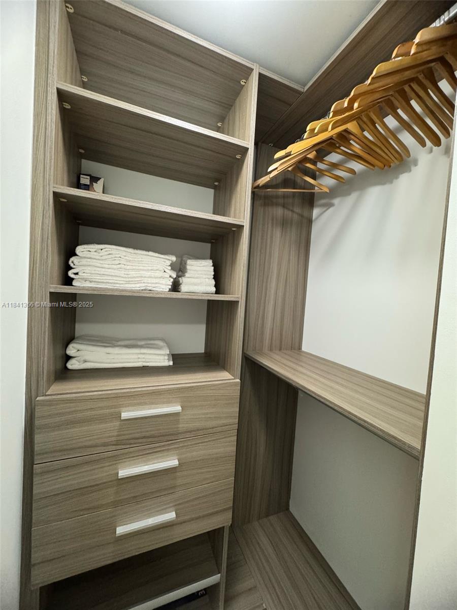 1300 Brickell Bay Dr #2504, Miami FL 33131