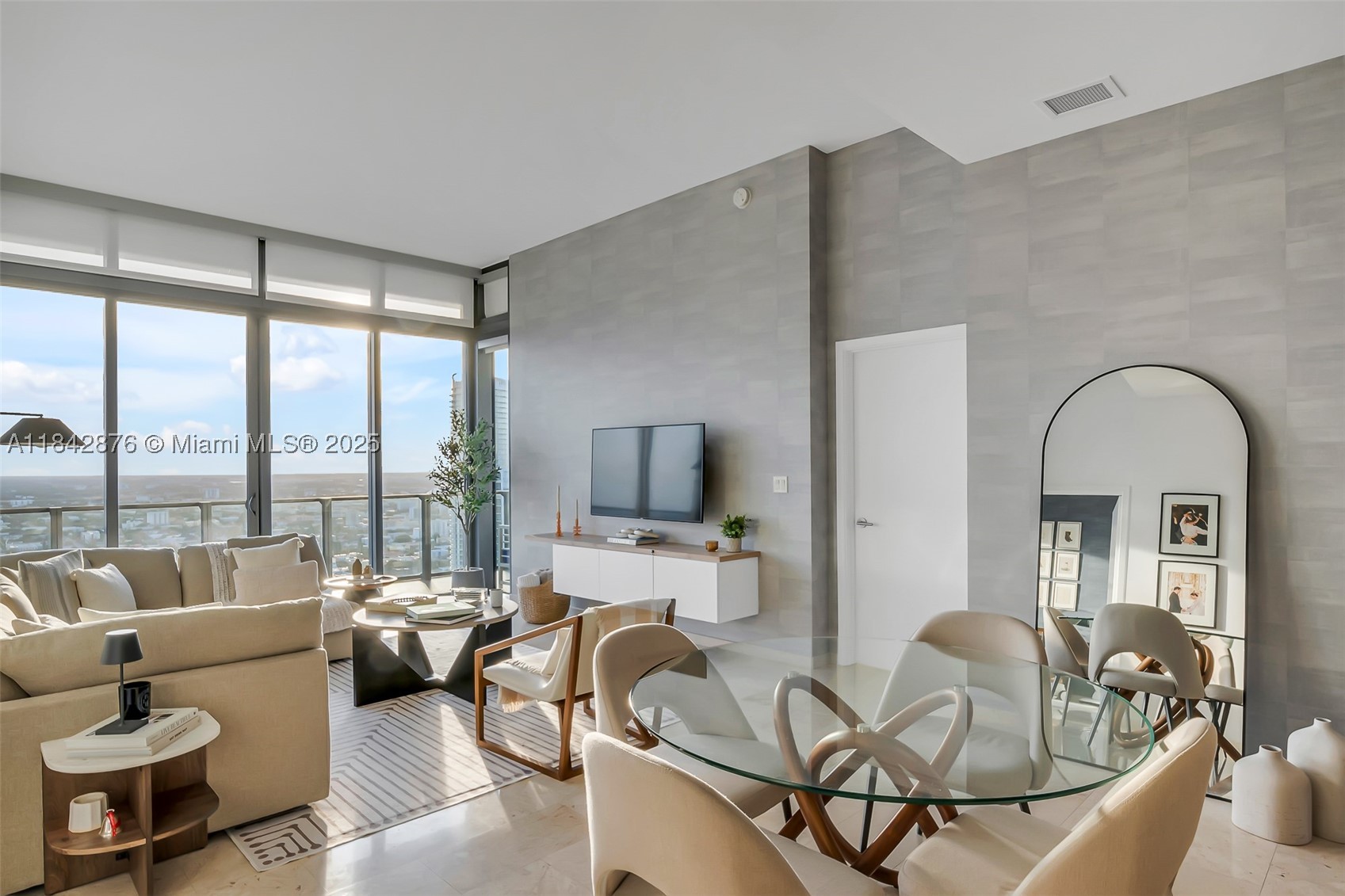 88 SW 7th St #4004, Miami FL 33130