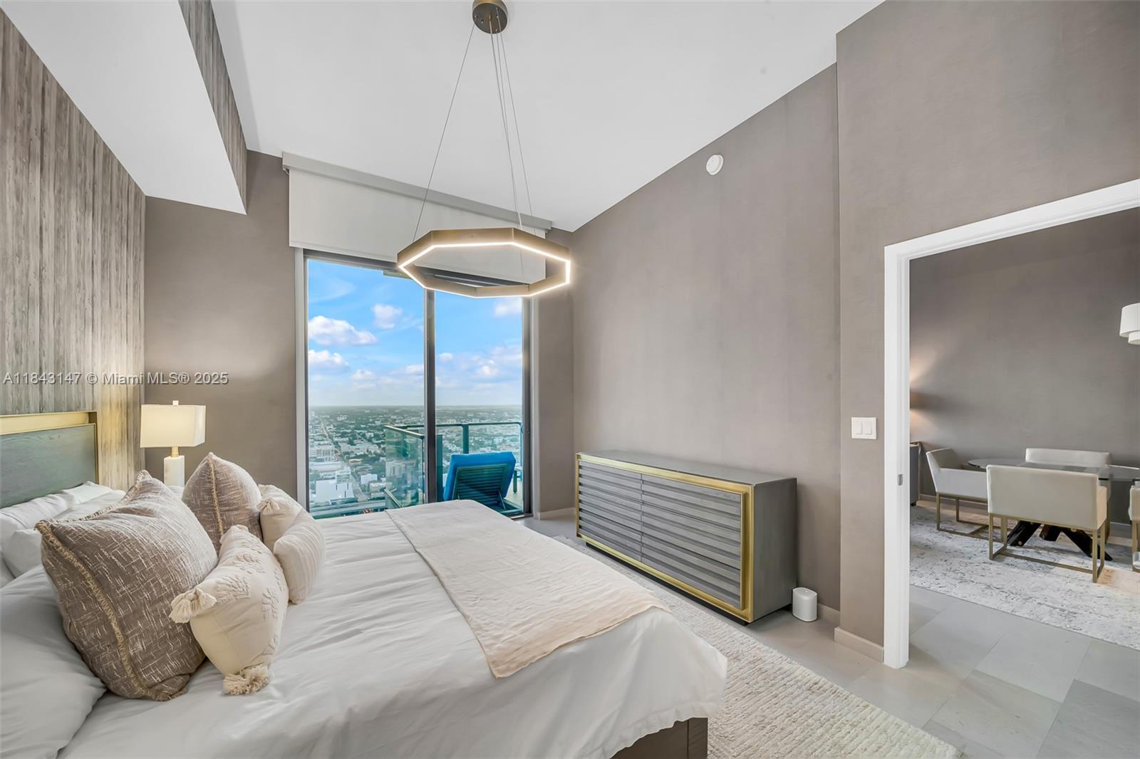 88 SW 7th St #4006, Miami FL 33130
