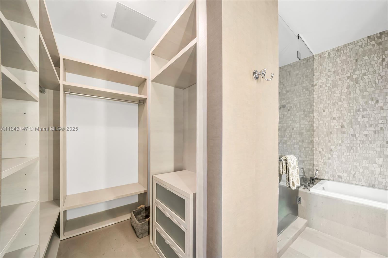 88 SW 7th St #4006, Miami FL 33130