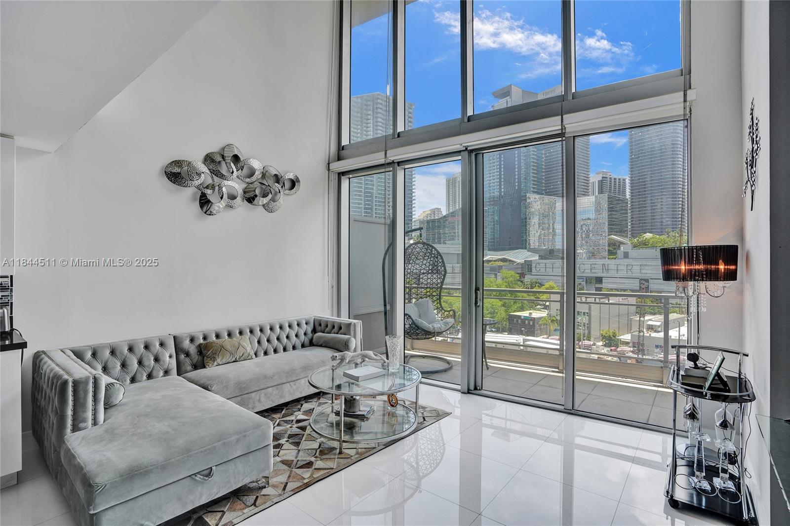 92 SW 3rd St #905, Miami FL 33130